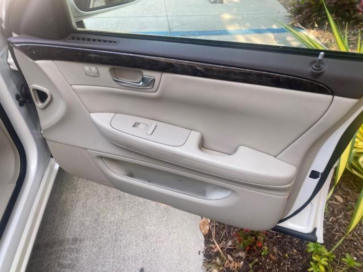 2010 White Diamond Tricoat /Shale/Cocoa Cadillac DTS w/1SC LOW MILES 55,831 FLORIDA (1G6KD5EY9AU) with an Northstar 4.6L DOHC V8 Engine engine, Automatic transmission, located at 4701 North Dixie Hwy, Pompano Beach, FL, 33064, (954) 422-2889, 26.240938, -80.123474 - OUR WEBPAGE FLORIDACARS1.COM HAS OVER 100 PHOTOS AND FREE CARFAX LINK 2010 CADILLAC DTS LUXURY COLLECTION SUNROOF BEAUTIFUL CABRIO VINAL TOP LIKE NEW! ADD $ 5000 PKG! VIN: 1G6KD5EY9AU131997 1 G 6 K D 5 E Y 9 A U 1 3 1 9 9 7 SEDAN 4 DR 4.6L V8 F DOHC 32V GASOLINE FRONT WHEEL DRIVE Top Features A/C Se - Photo#98