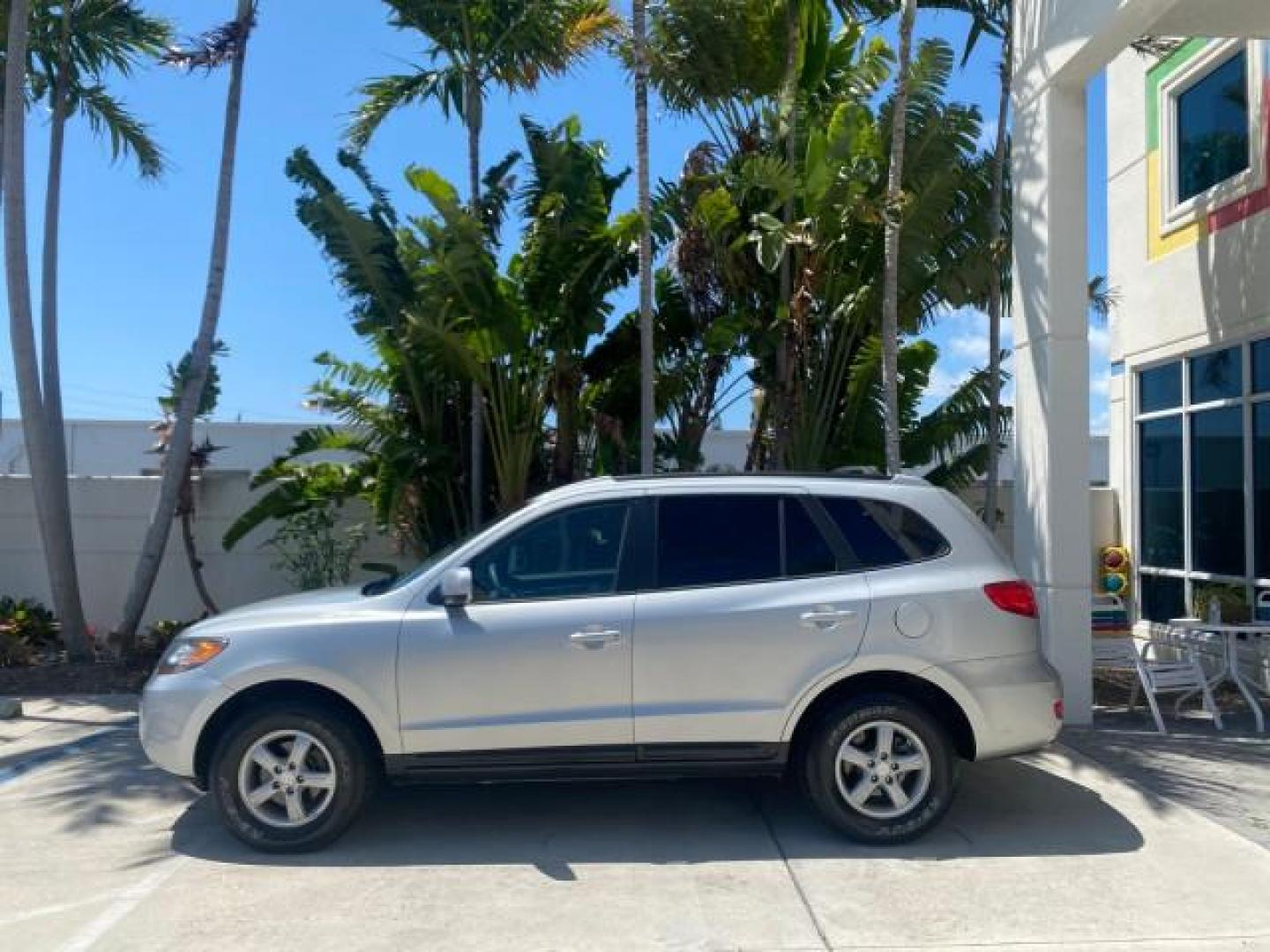 2007 Platinum /Gray Hyundai Santa Fe GLS LOW MILES 37,778 (5NMSG13D77H) with an 2.7L DOHC MPI V6 Engine engine, Automatic transmission, located at 4701 North Dixie Hwy, Pompano Beach, FL, 33064, (954) 422-2889, 26.240938, -80.123474 - OUR WEBPAGE FLORIDACARS1.COM HAS OVER 100 PHOTOS AND FREE CARFAX LINK 2007 HYUNDAI SANTA FE GLS VIN: 5NMSG13D77H123524 5 N M S G 1 3 D 7 7 H 1 2 3 5 2 4 4 DOOR WAGON/SPORT UTILITY 2.7L V6 F DOHC 16V GASOLINE FRONT WHEEL DRIVE Top Features Alloy Wheels Cloth Seats Satellite Radio Ready Basic Features - Photo#4