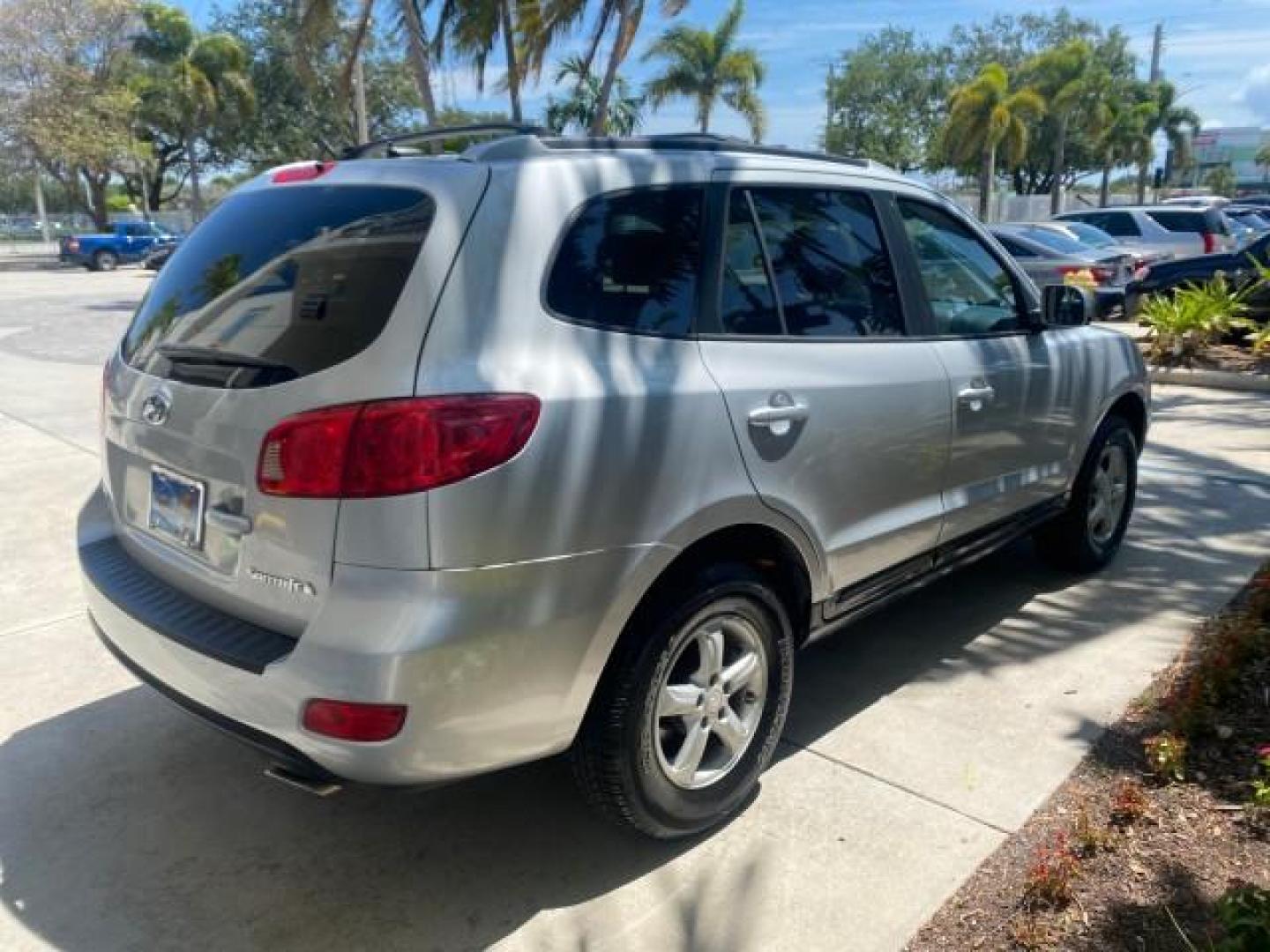 2007 Platinum /Gray Hyundai Santa Fe GLS LOW MILES 37,778 (5NMSG13D77H) with an 2.7L DOHC MPI V6 Engine engine, Automatic transmission, located at 4701 North Dixie Hwy, Pompano Beach, FL, 33064, (954) 422-2889, 26.240938, -80.123474 - OUR WEBPAGE FLORIDACARS1.COM HAS OVER 100 PHOTOS AND FREE CARFAX LINK 2007 HYUNDAI SANTA FE GLS VIN: 5NMSG13D77H123524 5 N M S G 1 3 D 7 7 H 1 2 3 5 2 4 4 DOOR WAGON/SPORT UTILITY 2.7L V6 F DOHC 16V GASOLINE FRONT WHEEL DRIVE Top Features Alloy Wheels Cloth Seats Satellite Radio Ready Basic Features - Photo#7