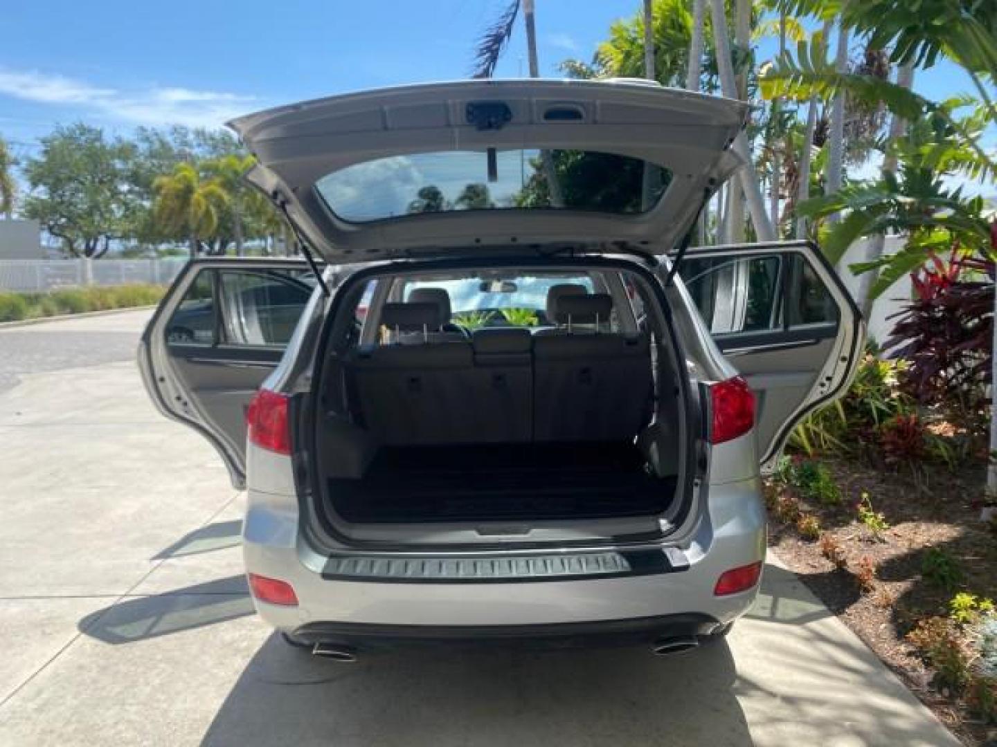2007 Platinum /Gray Hyundai Santa Fe GLS LOW MILES 37,778 (5NMSG13D77H) with an 2.7L DOHC MPI V6 Engine engine, Automatic transmission, located at 4701 North Dixie Hwy, Pompano Beach, FL, 33064, (954) 422-2889, 26.240938, -80.123474 - OUR WEBPAGE FLORIDACARS1.COM HAS OVER 100 PHOTOS AND FREE CARFAX LINK 2007 HYUNDAI SANTA FE GLS VIN: 5NMSG13D77H123524 5 N M S G 1 3 D 7 7 H 1 2 3 5 2 4 4 DOOR WAGON/SPORT UTILITY 2.7L V6 F DOHC 16V GASOLINE FRONT WHEEL DRIVE Top Features Alloy Wheels Cloth Seats Satellite Radio Ready Basic Features - Photo#15