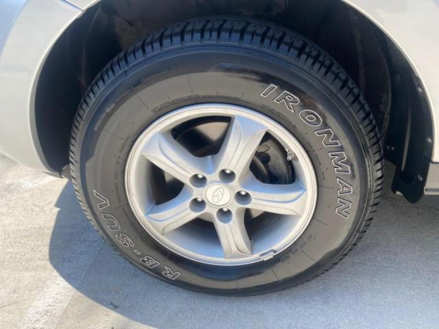 2007 Platinum /Gray Hyundai Santa Fe GLS LOW MILES 37,778 (5NMSG13D77H) with an 2.7L DOHC MPI V6 Engine engine, Automatic transmission, located at 4701 North Dixie Hwy, Pompano Beach, FL, 33064, (954) 422-2889, 26.240938, -80.123474 - OUR WEBPAGE FLORIDACARS1.COM HAS OVER 100 PHOTOS AND FREE CARFAX LINK 2007 HYUNDAI SANTA FE GLS VIN: 5NMSG13D77H123524 5 N M S G 1 3 D 7 7 H 1 2 3 5 2 4 4 DOOR WAGON/SPORT UTILITY 2.7L V6 F DOHC 16V GASOLINE FRONT WHEEL DRIVE Top Features Alloy Wheels Cloth Seats Satellite Radio Ready Basic Features - Photo#19
