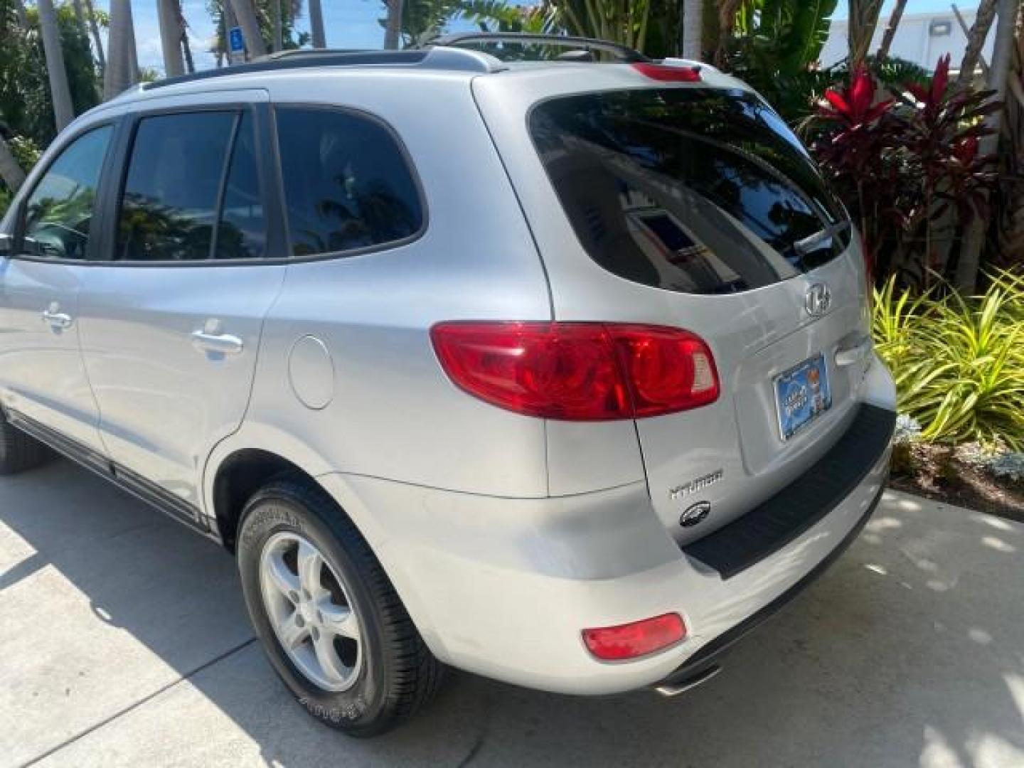 2007 Platinum /Gray Hyundai Santa Fe GLS LOW MILES 37,778 (5NMSG13D77H) with an 2.7L DOHC MPI V6 Engine engine, Automatic transmission, located at 4701 North Dixie Hwy, Pompano Beach, FL, 33064, (954) 422-2889, 26.240938, -80.123474 - OUR WEBPAGE FLORIDACARS1.COM HAS OVER 100 PHOTOS AND FREE CARFAX LINK 2007 HYUNDAI SANTA FE GLS VIN: 5NMSG13D77H123524 5 N M S G 1 3 D 7 7 H 1 2 3 5 2 4 4 DOOR WAGON/SPORT UTILITY 2.7L V6 F DOHC 16V GASOLINE FRONT WHEEL DRIVE Top Features Alloy Wheels Cloth Seats Satellite Radio Ready Basic Features - Photo#71