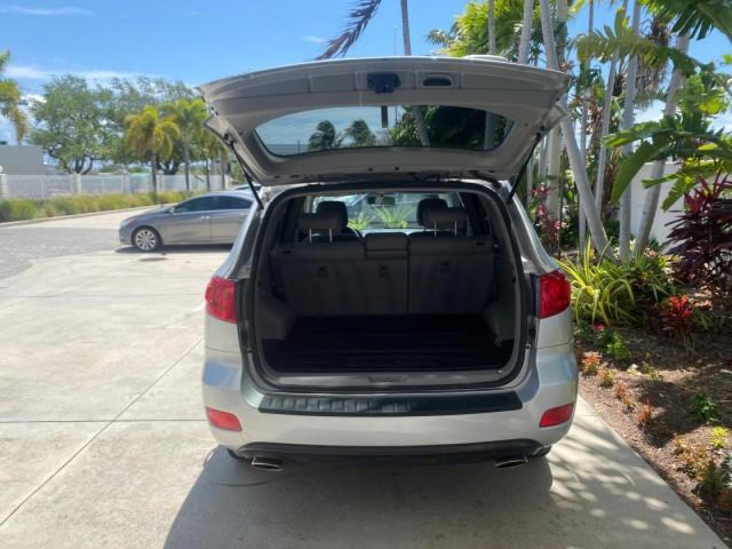 2007 Platinum /Gray Hyundai Santa Fe GLS LOW MILES 37,778 (5NMSG13D77H) with an 2.7L DOHC MPI V6 Engine engine, Automatic transmission, located at 4701 North Dixie Hwy, Pompano Beach, FL, 33064, (954) 422-2889, 26.240938, -80.123474 - OUR WEBPAGE FLORIDACARS1.COM HAS OVER 100 PHOTOS AND FREE CARFAX LINK 2007 HYUNDAI SANTA FE GLS VIN: 5NMSG13D77H123524 5 N M S G 1 3 D 7 7 H 1 2 3 5 2 4 4 DOOR WAGON/SPORT UTILITY 2.7L V6 F DOHC 16V GASOLINE FRONT WHEEL DRIVE Top Features Alloy Wheels Cloth Seats Satellite Radio Ready Basic Features - Photo#78