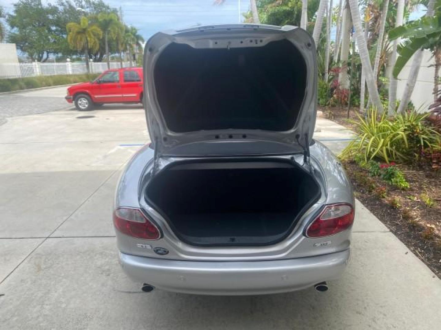 2004 Quartz /Charcoal Jaguar XK8 CONV LOW MILES 22,128 (SAJDA42CX42) with an 4.2L DOHC EFI 32-Valve Aluminum Alloy V8 Engine engine, Automatic transmission, located at 4701 North Dixie Hwy, Pompano Beach, FL, 33064, (954) 422-2889, 26.240938, -80.123474 - OUR WEBPAGE FLORIDACARS1.COM HAS OVER 100 PHOTOS AND FREE CARFAX LINK 2004 JAGUAR XK-SERIES XK8 $ 75,530 NEW VIN: SAJDA42CX42A37634 S A J D A 4 2 C X 4 2 A 3 7 6 3 4 CONVERTIBLE 4.2L V8 F DOHC GASOLINE REAR WHEEL DRIVE TOP WORKS GREAT! TIRES ARE LIKE NEW! Top Features Alloy Wheels Leather Seats Alpi - Photo#82