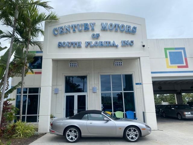 2004 Quartz /Charcoal Jaguar XK8 CONV LOW MILES 22,152 (SAJDA42CX42) with an 4.2L DOHC EFI 32-Valve Aluminum Alloy V8 Engine engine, Automatic transmission, located at 4701 North Dixie Hwy, Pompano Beach, FL, 33064, (954) 422-2889, 26.240938, -80.123474 - OUR WEBPAGE FLORIDACARS1.COM HAS OVER 100 PHOTOS AND FREE CARFAX LINK 2004 JAGUAR XK-SERIES XK8 $ 75,530 NEW VIN: SAJDA42CX42A37634 S A J D A 4 2 C X 4 2 A 3 7 6 3 4 CONVERTIBLE 4.2L V8 F DOHC GASOLINE REAR WHEEL DRIVE TOP WORKS GREAT! TIRES ARE LIKE NEW! Top Features Alloy Wheels Leather Seats Alpi - Photo#0