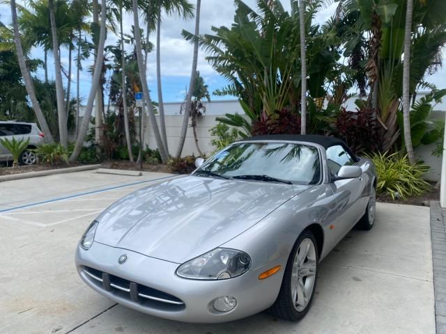 2004 Quartz /Charcoal Jaguar XK8 CONV LOW MILES 22,152 (SAJDA42CX42) with an 4.2L DOHC EFI 32-Valve Aluminum Alloy V8 Engine engine, Automatic transmission, located at 4701 North Dixie Hwy, Pompano Beach, FL, 33064, (954) 422-2889, 26.240938, -80.123474 - OUR WEBPAGE FLORIDACARS1.COM HAS OVER 100 PHOTOS AND FREE CARFAX LINK 2004 JAGUAR XK-SERIES XK8 $ 75,530 NEW VIN: SAJDA42CX42A37634 S A J D A 4 2 C X 4 2 A 3 7 6 3 4 CONVERTIBLE 4.2L V8 F DOHC GASOLINE REAR WHEEL DRIVE TOP WORKS GREAT! TIRES ARE LIKE NEW! Top Features Alloy Wheels Leather Seats Alpi - Photo#3