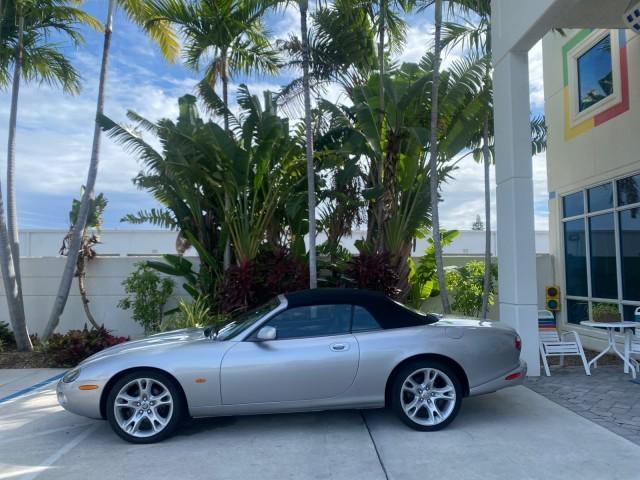 2004 Quartz /Charcoal Jaguar XK8 CONV LOW MILES 22,152 (SAJDA42CX42) with an 4.2L DOHC EFI 32-Valve Aluminum Alloy V8 Engine engine, Automatic transmission, located at 4701 North Dixie Hwy, Pompano Beach, FL, 33064, (954) 422-2889, 26.240938, -80.123474 - OUR WEBPAGE FLORIDACARS1.COM HAS OVER 100 PHOTOS AND FREE CARFAX LINK 2004 JAGUAR XK-SERIES XK8 $ 75,530 NEW VIN: SAJDA42CX42A37634 S A J D A 4 2 C X 4 2 A 3 7 6 3 4 CONVERTIBLE 4.2L V8 F DOHC GASOLINE REAR WHEEL DRIVE TOP WORKS GREAT! TIRES ARE LIKE NEW! Top Features Alloy Wheels Leather Seats Alpi - Photo#4