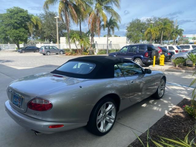 2004 Quartz /Charcoal Jaguar XK8 CONV LOW MILES 22,152 (SAJDA42CX42) with an 4.2L DOHC EFI 32-Valve Aluminum Alloy V8 Engine engine, Automatic transmission, located at 4701 North Dixie Hwy, Pompano Beach, FL, 33064, (954) 422-2889, 26.240938, -80.123474 - OUR WEBPAGE FLORIDACARS1.COM HAS OVER 100 PHOTOS AND FREE CARFAX LINK 2004 JAGUAR XK-SERIES XK8 $ 75,530 NEW VIN: SAJDA42CX42A37634 S A J D A 4 2 C X 4 2 A 3 7 6 3 4 CONVERTIBLE 4.2L V8 F DOHC GASOLINE REAR WHEEL DRIVE TOP WORKS GREAT! TIRES ARE LIKE NEW! Top Features Alloy Wheels Leather Seats Alpi - Photo#7