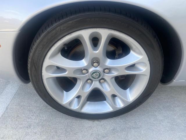 2004 Quartz /Charcoal Jaguar XK8 CONV LOW MILES 22,152 (SAJDA42CX42) with an 4.2L DOHC EFI 32-Valve Aluminum Alloy V8 Engine engine, Automatic transmission, located at 4701 North Dixie Hwy, Pompano Beach, FL, 33064, (954) 422-2889, 26.240938, -80.123474 - OUR WEBPAGE FLORIDACARS1.COM HAS OVER 100 PHOTOS AND FREE CARFAX LINK 2004 JAGUAR XK-SERIES XK8 $ 75,530 NEW VIN: SAJDA42CX42A37634 S A J D A 4 2 C X 4 2 A 3 7 6 3 4 CONVERTIBLE 4.2L V8 F DOHC GASOLINE REAR WHEEL DRIVE TOP WORKS GREAT! TIRES ARE LIKE NEW! Top Features Alloy Wheels Leather Seats Alpi - Photo#19