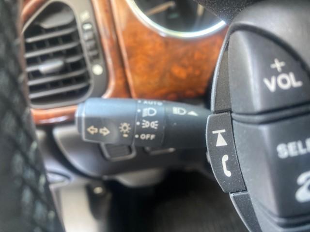 2004 Quartz /Charcoal Jaguar XK8 CONV LOW MILES 22,152 (SAJDA42CX42) with an 4.2L DOHC EFI 32-Valve Aluminum Alloy V8 Engine engine, Automatic transmission, located at 4701 North Dixie Hwy, Pompano Beach, FL, 33064, (954) 422-2889, 26.240938, -80.123474 - OUR WEBPAGE FLORIDACARS1.COM HAS OVER 100 PHOTOS AND FREE CARFAX LINK 2004 JAGUAR XK-SERIES XK8 $ 75,530 NEW VIN: SAJDA42CX42A37634 S A J D A 4 2 C X 4 2 A 3 7 6 3 4 CONVERTIBLE 4.2L V8 F DOHC GASOLINE REAR WHEEL DRIVE TOP WORKS GREAT! TIRES ARE LIKE NEW! Top Features Alloy Wheels Leather Seats Alpi - Photo#41