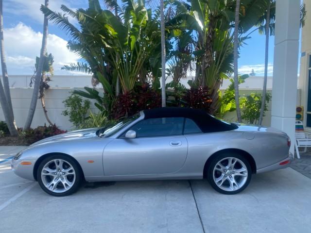 2004 Quartz /Charcoal Jaguar XK8 CONV LOW MILES 22,152 (SAJDA42CX42) with an 4.2L DOHC EFI 32-Valve Aluminum Alloy V8 Engine engine, Automatic transmission, located at 4701 North Dixie Hwy, Pompano Beach, FL, 33064, (954) 422-2889, 26.240938, -80.123474 - OUR WEBPAGE FLORIDACARS1.COM HAS OVER 100 PHOTOS AND FREE CARFAX LINK 2004 JAGUAR XK-SERIES XK8 $ 75,530 NEW VIN: SAJDA42CX42A37634 S A J D A 4 2 C X 4 2 A 3 7 6 3 4 CONVERTIBLE 4.2L V8 F DOHC GASOLINE REAR WHEEL DRIVE TOP WORKS GREAT! TIRES ARE LIKE NEW! Top Features Alloy Wheels Leather Seats Alpi - Photo#77