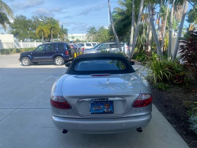 2004 Quartz /Charcoal Jaguar XK8 CONV LOW MILES 22,152 (SAJDA42CX42) with an 4.2L DOHC EFI 32-Valve Aluminum Alloy V8 Engine engine, Automatic transmission, located at 4701 North Dixie Hwy, Pompano Beach, FL, 33064, (954) 422-2889, 26.240938, -80.123474 - OUR WEBPAGE FLORIDACARS1.COM HAS OVER 100 PHOTOS AND FREE CARFAX LINK 2004 JAGUAR XK-SERIES XK8 $ 75,530 NEW VIN: SAJDA42CX42A37634 S A J D A 4 2 C X 4 2 A 3 7 6 3 4 CONVERTIBLE 4.2L V8 F DOHC GASOLINE REAR WHEEL DRIVE TOP WORKS GREAT! TIRES ARE LIKE NEW! Top Features Alloy Wheels Leather Seats Alpi - Photo#81