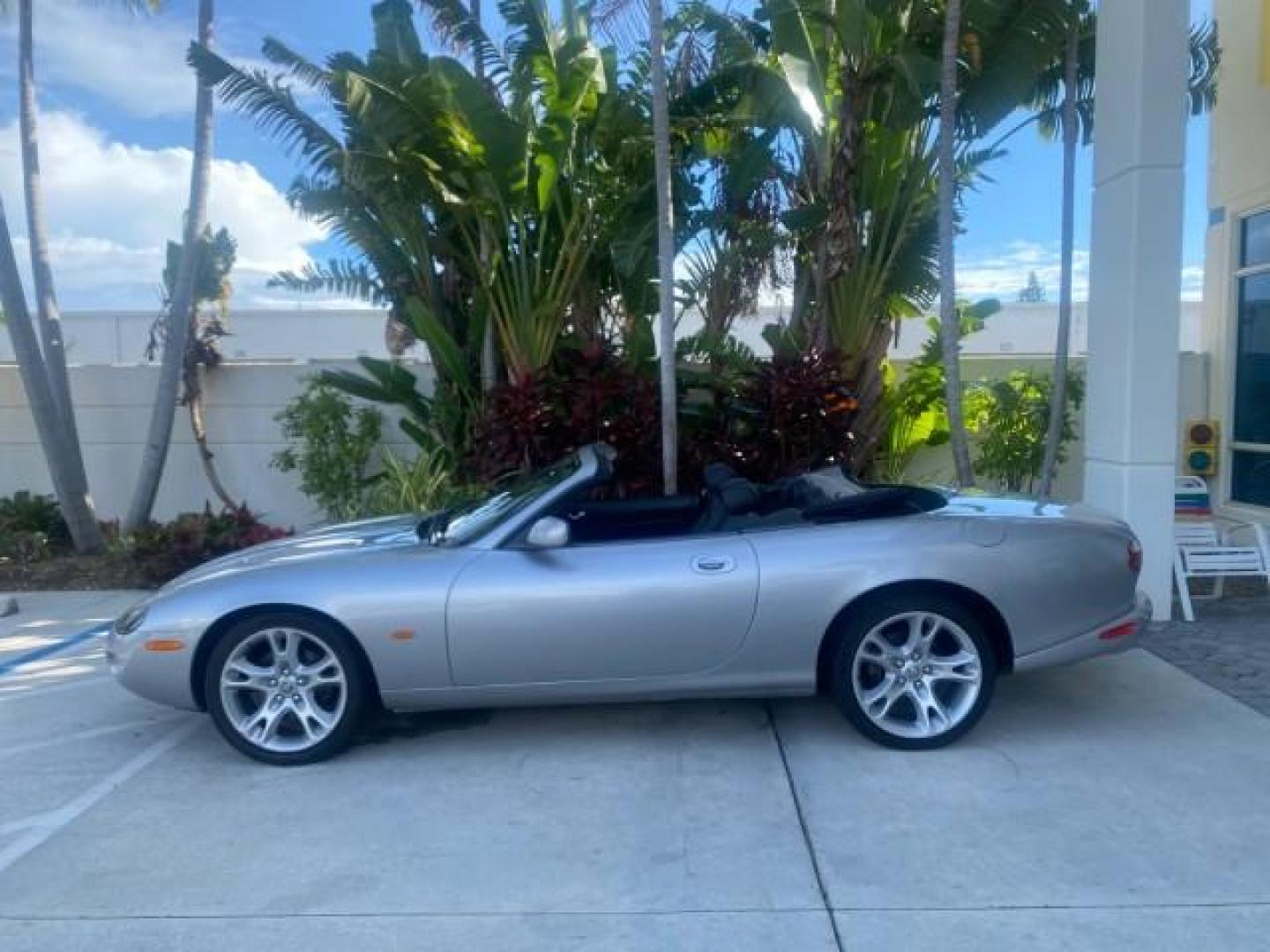 2004 Quartz /Charcoal Jaguar XK8 XK8 CONV LOW MILES 22,152 (SAJDA42CX42) with an 4.2L DOHC EFI 32-Valve Aluminum Alloy V8 Engine engine, Automatic transmission, located at 4701 North Dixie Hwy, Pompano Beach, FL, 33064, (954) 422-2889, 26.240938, -80.123474 - OUR WEBPAGE FLORIDACARS1.COM HAS OVER 100 PHOTOS AND FREE CARFAX LINK 2004 JAGUAR XK-SERIES XK8 $ 75,530 NEW VIN: SAJDA42CX42A37634 S A J D A 4 2 C X 4 2 A 3 7 6 3 4 CONVERTIBLE 4.2L V8 F DOHC GASOLINE REAR WHEEL DRIVE TOP WORKS GREAT! TIRES ARE LIKE NEW! Top Features Alloy Wheels Leather Seats Alpi - Photo#84