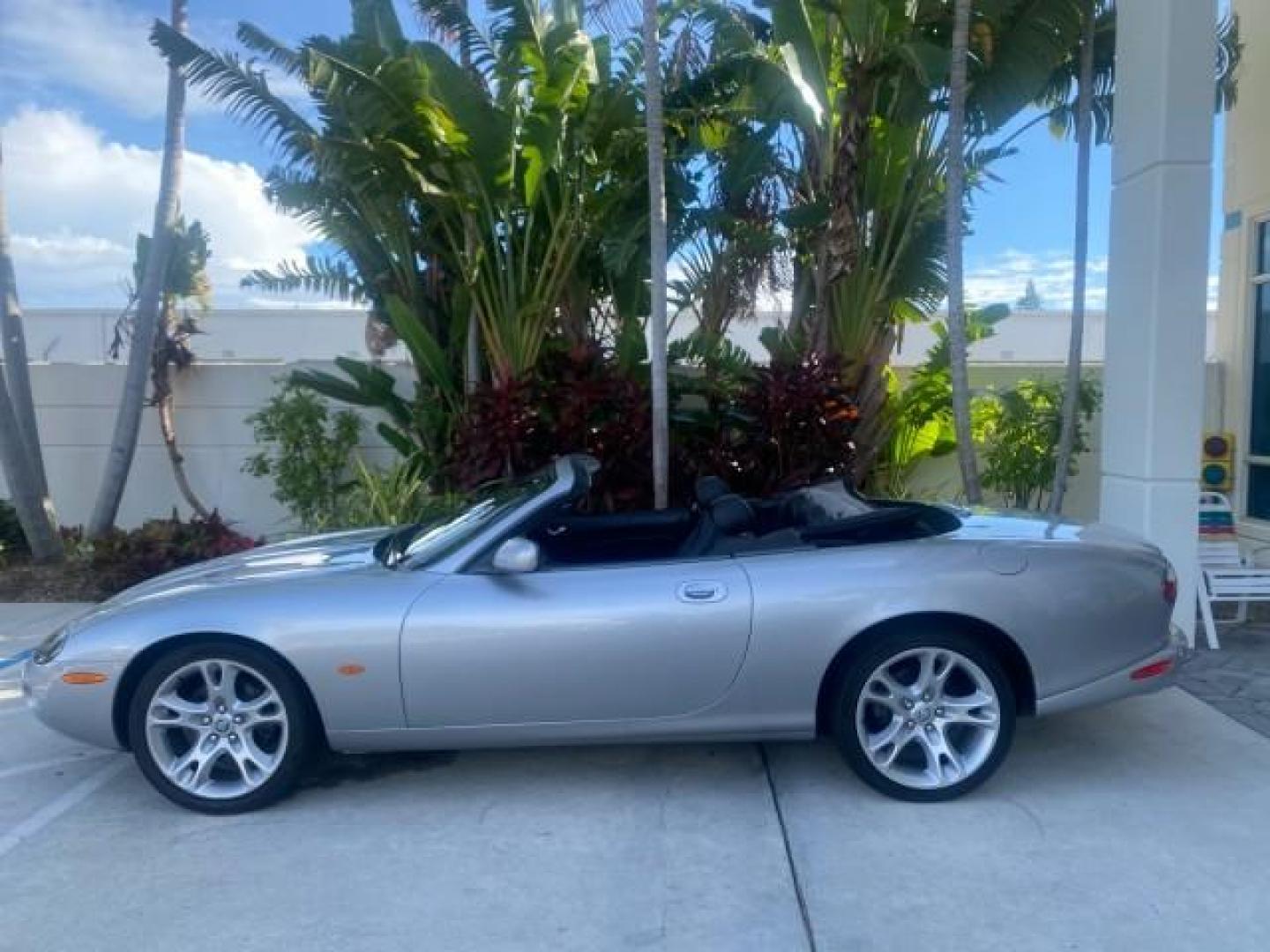 2004 Quartz /Charcoal Jaguar XK8 XK8 CONV LOW MILES 22,152 (SAJDA42CX42) with an 4.2L DOHC EFI 32-Valve Aluminum Alloy V8 Engine engine, Automatic transmission, located at 4701 North Dixie Hwy, Pompano Beach, FL, 33064, (954) 422-2889, 26.240938, -80.123474 - OUR WEBPAGE FLORIDACARS1.COM HAS OVER 100 PHOTOS AND FREE CARFAX LINK 2004 JAGUAR XK-SERIES XK8 $ 75,530 NEW VIN: SAJDA42CX42A37634 S A J D A 4 2 C X 4 2 A 3 7 6 3 4 CONVERTIBLE 4.2L V8 F DOHC GASOLINE REAR WHEEL DRIVE TOP WORKS GREAT! TIRES ARE LIKE NEW! Top Features Alloy Wheels Leather Seats Alpi - Photo#85