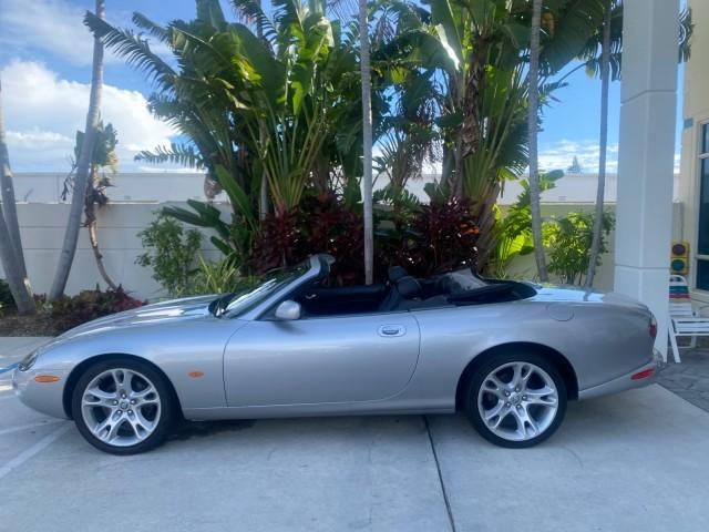 2004 Quartz /Charcoal Jaguar XK8 CONV LOW MILES 22,152 (SAJDA42CX42) with an 4.2L DOHC EFI 32-Valve Aluminum Alloy V8 Engine engine, Automatic transmission, located at 4701 North Dixie Hwy, Pompano Beach, FL, 33064, (954) 422-2889, 26.240938, -80.123474 - OUR WEBPAGE FLORIDACARS1.COM HAS OVER 100 PHOTOS AND FREE CARFAX LINK 2004 JAGUAR XK-SERIES XK8 $ 75,530 NEW VIN: SAJDA42CX42A37634 S A J D A 4 2 C X 4 2 A 3 7 6 3 4 CONVERTIBLE 4.2L V8 F DOHC GASOLINE REAR WHEEL DRIVE TOP WORKS GREAT! TIRES ARE LIKE NEW! Top Features Alloy Wheels Leather Seats Alpi - Photo#85