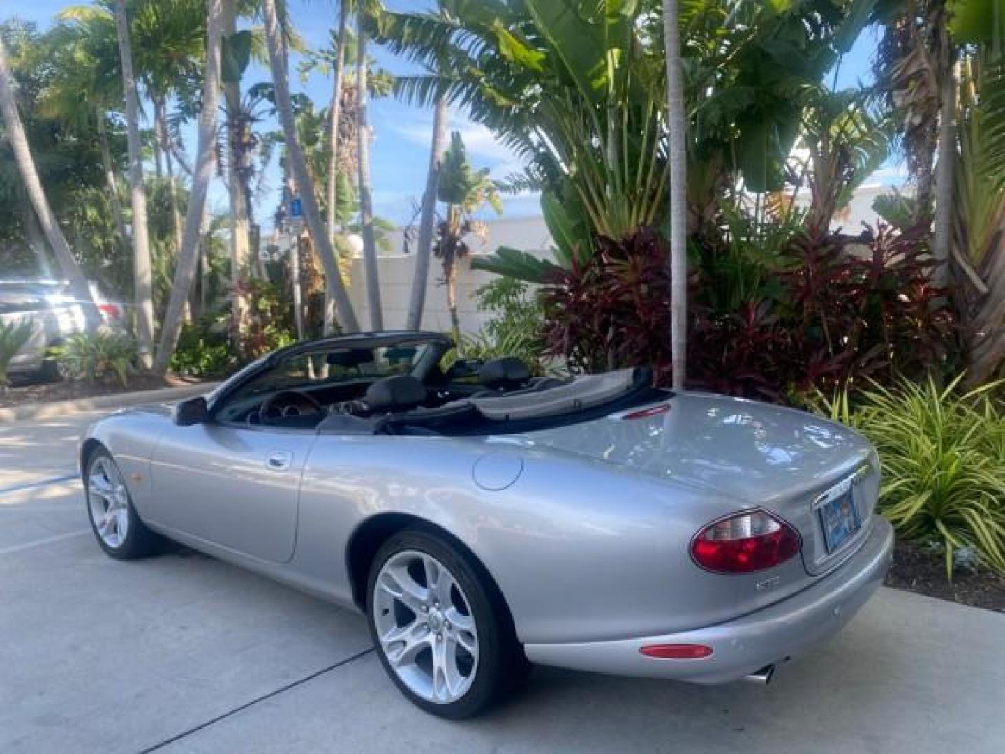 2004 Quartz /Charcoal Jaguar XK8 XK8 CONV LOW MILES 22,152 (SAJDA42CX42) with an 4.2L DOHC EFI 32-Valve Aluminum Alloy V8 Engine engine, Automatic transmission, located at 4701 North Dixie Hwy, Pompano Beach, FL, 33064, (954) 422-2889, 26.240938, -80.123474 - OUR WEBPAGE FLORIDACARS1.COM HAS OVER 100 PHOTOS AND FREE CARFAX LINK 2004 JAGUAR XK-SERIES XK8 $ 75,530 NEW VIN: SAJDA42CX42A37634 S A J D A 4 2 C X 4 2 A 3 7 6 3 4 CONVERTIBLE 4.2L V8 F DOHC GASOLINE REAR WHEEL DRIVE TOP WORKS GREAT! TIRES ARE LIKE NEW! Top Features Alloy Wheels Leather Seats Alpi - Photo#87