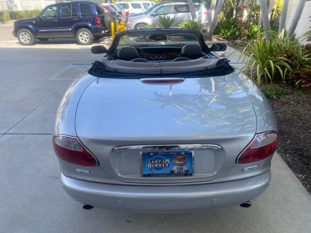 2004 Quartz /Charcoal Jaguar XK8 CONV LOW MILES 22,152 (SAJDA42CX42) with an 4.2L DOHC EFI 32-Valve Aluminum Alloy V8 Engine engine, Automatic transmission, located at 4701 North Dixie Hwy, Pompano Beach, FL, 33064, (954) 422-2889, 26.240938, -80.123474 - OUR WEBPAGE FLORIDACARS1.COM HAS OVER 100 PHOTOS AND FREE CARFAX LINK 2004 JAGUAR XK-SERIES XK8 $ 75,530 NEW VIN: SAJDA42CX42A37634 S A J D A 4 2 C X 4 2 A 3 7 6 3 4 CONVERTIBLE 4.2L V8 F DOHC GASOLINE REAR WHEEL DRIVE TOP WORKS GREAT! TIRES ARE LIKE NEW! Top Features Alloy Wheels Leather Seats Alpi - Photo#89