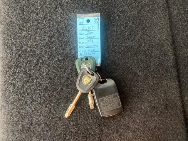 2004 Quartz /Charcoal Jaguar XK8 CONV LOW MILES 22,152 (SAJDA42CX42) with an 4.2L DOHC EFI 32-Valve Aluminum Alloy V8 Engine engine, Automatic transmission, located at 4701 North Dixie Hwy, Pompano Beach, FL, 33064, (954) 422-2889, 26.240938, -80.123474 - OUR WEBPAGE FLORIDACARS1.COM HAS OVER 100 PHOTOS AND FREE CARFAX LINK 2004 JAGUAR XK-SERIES XK8 $ 75,530 NEW VIN: SAJDA42CX42A37634 S A J D A 4 2 C X 4 2 A 3 7 6 3 4 CONVERTIBLE 4.2L V8 F DOHC GASOLINE REAR WHEEL DRIVE TOP WORKS GREAT! TIRES ARE LIKE NEW! Top Features Alloy Wheels Leather Seats Alpi - Photo#23