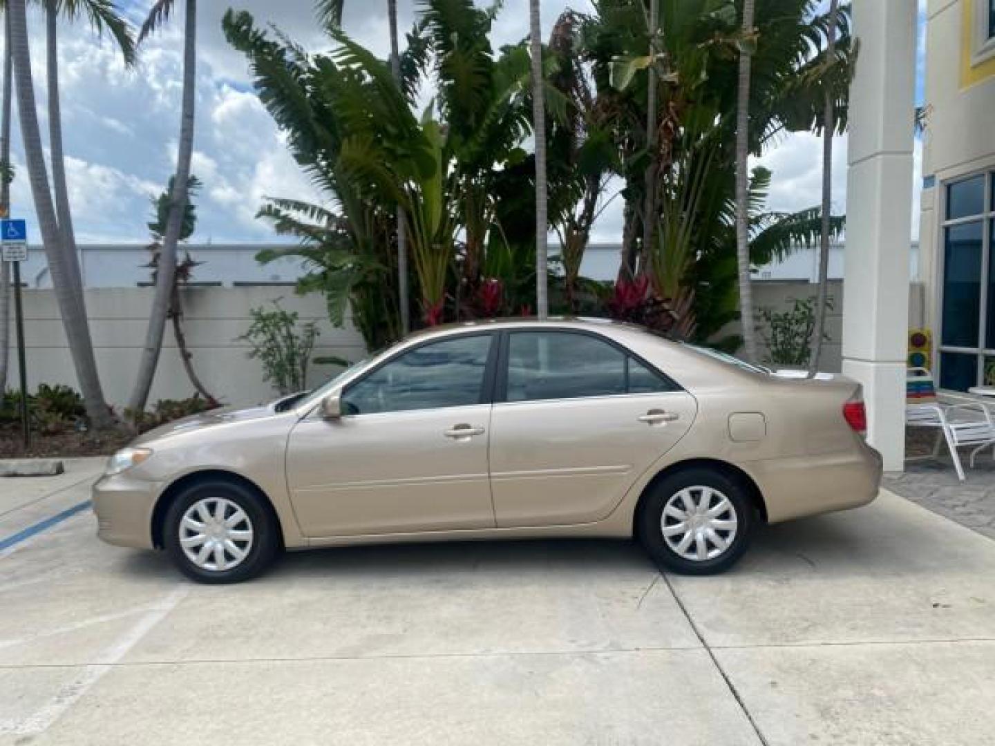 2005 Desert Sand Mica /Stone Toyota Camry LE LOW MILES 57,170 1 FLORIDA (4T1BE32KX5U) with an 2.4L DOHC SEFI Vvti 16-Valve 4-Cyl Engine engine, Automatic transmission, located at 4701 North Dixie Hwy, Pompano Beach, FL, 33064, (954) 422-2889, 26.240938, -80.123474 - OUR WEBPAGE FLORIDACARS1.COM HAS OVER 100 PHOTOS AND FREE CARFAX LINK 2005 TOYOTA CAMRY LE AUTO AC VIN: 4T1BE32KX5U991049 4 T 1 B E 3 2 K X 5 U 9 9 1 0 4 9 SEDAN 4 DR 2.4L I4 F DOHC 16V 34 MPG GASOLINE FRONT WHEEL DRIVE Top Features Cloth Seats Basic Features ABS Brakes Automatic Transmission Power - Photo#4