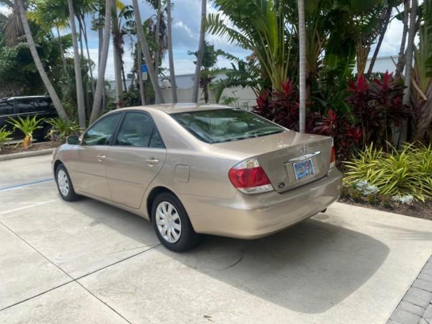 2005 Desert Sand Mica /Stone Toyota Camry LE LOW MILES 57,170 1 FLORIDA (4T1BE32KX5U) with an 2.4L DOHC SEFI Vvti 16-Valve 4-Cyl Engine engine, Automatic transmission, located at 4701 North Dixie Hwy, Pompano Beach, FL, 33064, (954) 422-2889, 26.240938, -80.123474 - OUR WEBPAGE FLORIDACARS1.COM HAS OVER 100 PHOTOS AND FREE CARFAX LINK 2005 TOYOTA CAMRY LE AUTO AC VIN: 4T1BE32KX5U991049 4 T 1 B E 3 2 K X 5 U 9 9 1 0 4 9 SEDAN 4 DR 2.4L I4 F DOHC 16V 34 MPG GASOLINE FRONT WHEEL DRIVE Top Features Cloth Seats Basic Features ABS Brakes Automatic Transmission Power - Photo#5