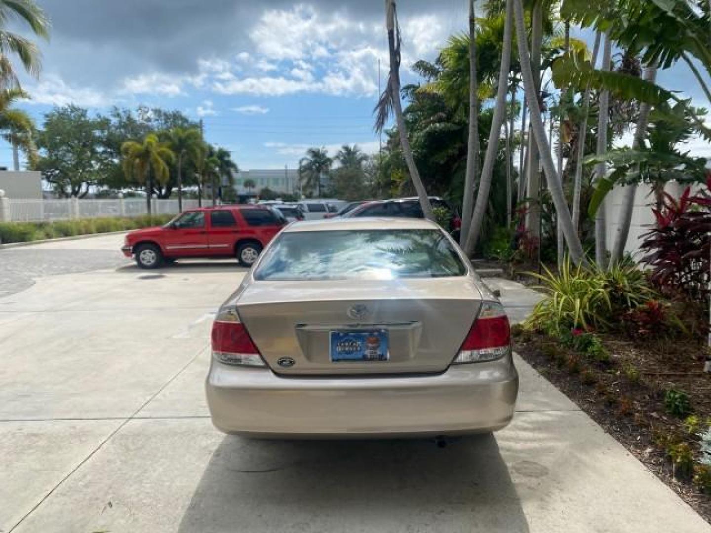 2005 Desert Sand Mica /Stone Toyota Camry LE LOW MILES 57,170 1 FLORIDA (4T1BE32KX5U) with an 2.4L DOHC SEFI Vvti 16-Valve 4-Cyl Engine engine, Automatic transmission, located at 4701 North Dixie Hwy, Pompano Beach, FL, 33064, (954) 422-2889, 26.240938, -80.123474 - OUR WEBPAGE FLORIDACARS1.COM HAS OVER 100 PHOTOS AND FREE CARFAX LINK 2005 TOYOTA CAMRY LE AUTO AC VIN: 4T1BE32KX5U991049 4 T 1 B E 3 2 K X 5 U 9 9 1 0 4 9 SEDAN 4 DR 2.4L I4 F DOHC 16V 34 MPG GASOLINE FRONT WHEEL DRIVE Top Features Cloth Seats Basic Features ABS Brakes Automatic Transmission Power - Photo#6