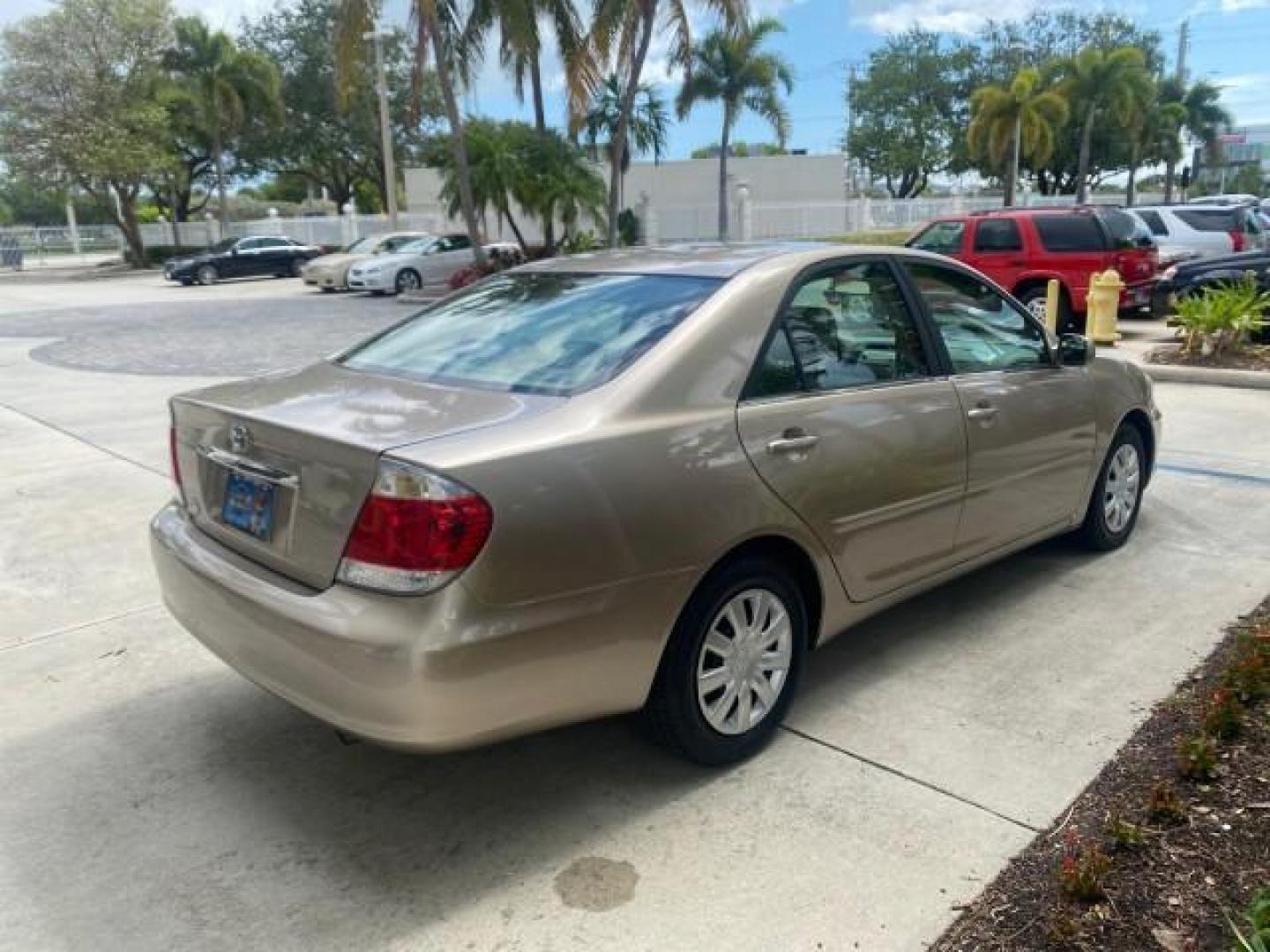 2005 Desert Sand Mica /Stone Toyota Camry LE LOW MILES 57,170 1 FLORIDA (4T1BE32KX5U) with an 2.4L DOHC SEFI Vvti 16-Valve 4-Cyl Engine engine, Automatic transmission, located at 4701 North Dixie Hwy, Pompano Beach, FL, 33064, (954) 422-2889, 26.240938, -80.123474 - OUR WEBPAGE FLORIDACARS1.COM HAS OVER 100 PHOTOS AND FREE CARFAX LINK 2005 TOYOTA CAMRY LE AUTO AC VIN: 4T1BE32KX5U991049 4 T 1 B E 3 2 K X 5 U 9 9 1 0 4 9 SEDAN 4 DR 2.4L I4 F DOHC 16V 34 MPG GASOLINE FRONT WHEEL DRIVE Top Features Cloth Seats Basic Features ABS Brakes Automatic Transmission Power - Photo#7