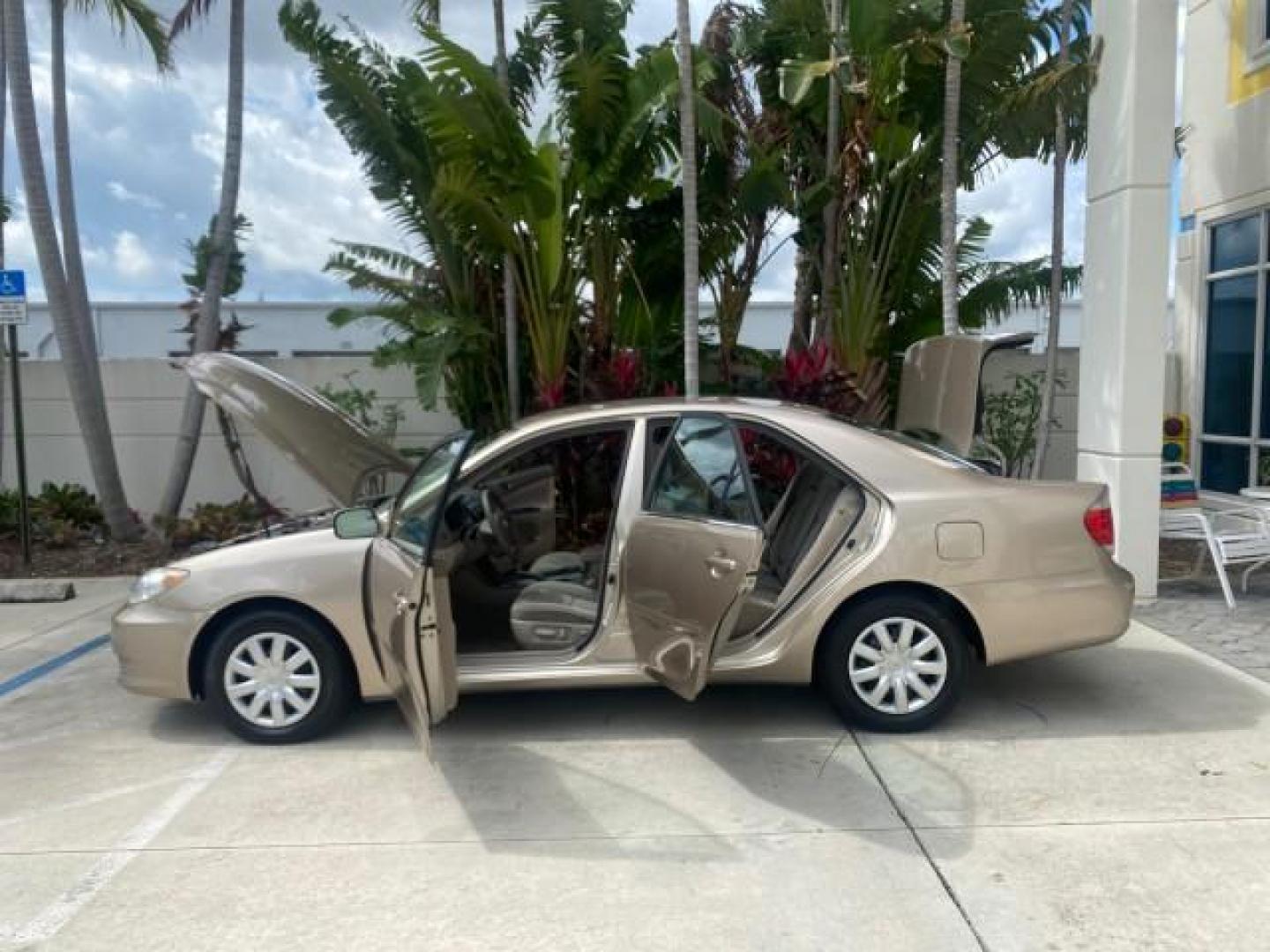 2005 Desert Sand Mica /Stone Toyota Camry LE LOW MILES 57,170 1 FLORIDA (4T1BE32KX5U) with an 2.4L DOHC SEFI Vvti 16-Valve 4-Cyl Engine engine, Automatic transmission, located at 4701 North Dixie Hwy, Pompano Beach, FL, 33064, (954) 422-2889, 26.240938, -80.123474 - OUR WEBPAGE FLORIDACARS1.COM HAS OVER 100 PHOTOS AND FREE CARFAX LINK 2005 TOYOTA CAMRY LE AUTO AC VIN: 4T1BE32KX5U991049 4 T 1 B E 3 2 K X 5 U 9 9 1 0 4 9 SEDAN 4 DR 2.4L I4 F DOHC 16V 34 MPG GASOLINE FRONT WHEEL DRIVE Top Features Cloth Seats Basic Features ABS Brakes Automatic Transmission Power - Photo#8