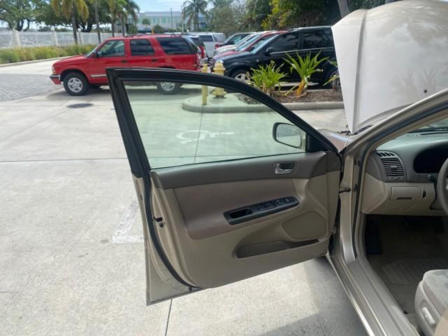2005 Desert Sand Mica /Stone Toyota Camry LE LOW MILES 57,170 1 FLORIDA (4T1BE32KX5U) with an 2.4L DOHC SEFI Vvti 16-Valve 4-Cyl Engine engine, Automatic transmission, located at 4701 North Dixie Hwy, Pompano Beach, FL, 33064, (954) 422-2889, 26.240938, -80.123474 - OUR WEBPAGE FLORIDACARS1.COM HAS OVER 100 PHOTOS AND FREE CARFAX LINK 2005 TOYOTA CAMRY LE AUTO AC VIN: 4T1BE32KX5U991049 4 T 1 B E 3 2 K X 5 U 9 9 1 0 4 9 SEDAN 4 DR 2.4L I4 F DOHC 16V 34 MPG GASOLINE FRONT WHEEL DRIVE Top Features Cloth Seats Basic Features ABS Brakes Automatic Transmission Power - Photo#9