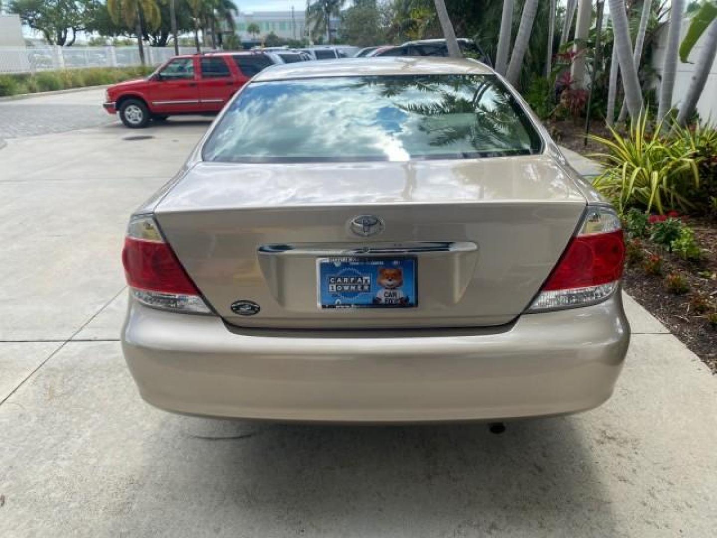 2005 Desert Sand Mica /Stone Toyota Camry LE LOW MILES 57,170 1 FLORIDA (4T1BE32KX5U) with an 2.4L DOHC SEFI Vvti 16-Valve 4-Cyl Engine engine, Automatic transmission, located at 4701 North Dixie Hwy, Pompano Beach, FL, 33064, (954) 422-2889, 26.240938, -80.123474 - OUR WEBPAGE FLORIDACARS1.COM HAS OVER 100 PHOTOS AND FREE CARFAX LINK 2005 TOYOTA CAMRY LE AUTO AC VIN: 4T1BE32KX5U991049 4 T 1 B E 3 2 K X 5 U 9 9 1 0 4 9 SEDAN 4 DR 2.4L I4 F DOHC 16V 34 MPG GASOLINE FRONT WHEEL DRIVE Top Features Cloth Seats Basic Features ABS Brakes Automatic Transmission Power - Photo#77