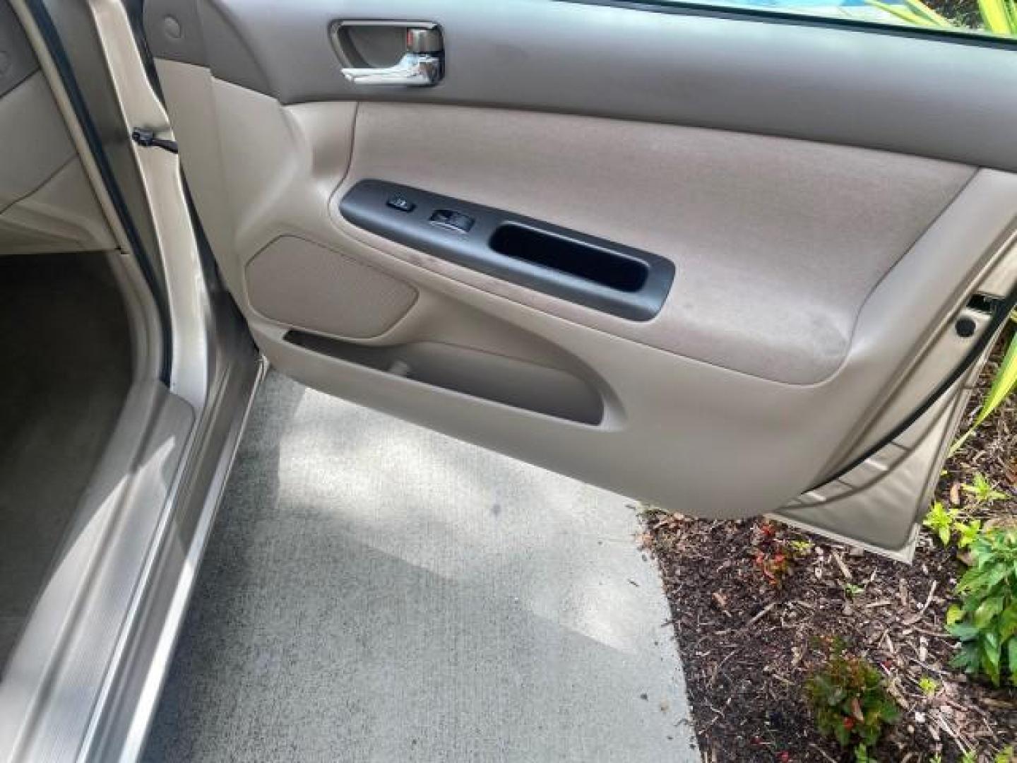 2005 Desert Sand Mica /Stone Toyota Camry LE LOW MILES 57,170 1 FLORIDA (4T1BE32KX5U) with an 2.4L DOHC SEFI Vvti 16-Valve 4-Cyl Engine engine, Automatic transmission, located at 4701 North Dixie Hwy, Pompano Beach, FL, 33064, (954) 422-2889, 26.240938, -80.123474 - OUR WEBPAGE FLORIDACARS1.COM HAS OVER 100 PHOTOS AND FREE CARFAX LINK 2005 TOYOTA CAMRY LE AUTO AC VIN: 4T1BE32KX5U991049 4 T 1 B E 3 2 K X 5 U 9 9 1 0 4 9 SEDAN 4 DR 2.4L I4 F DOHC 16V 34 MPG GASOLINE FRONT WHEEL DRIVE Top Features Cloth Seats Basic Features ABS Brakes Automatic Transmission Power - Photo#94