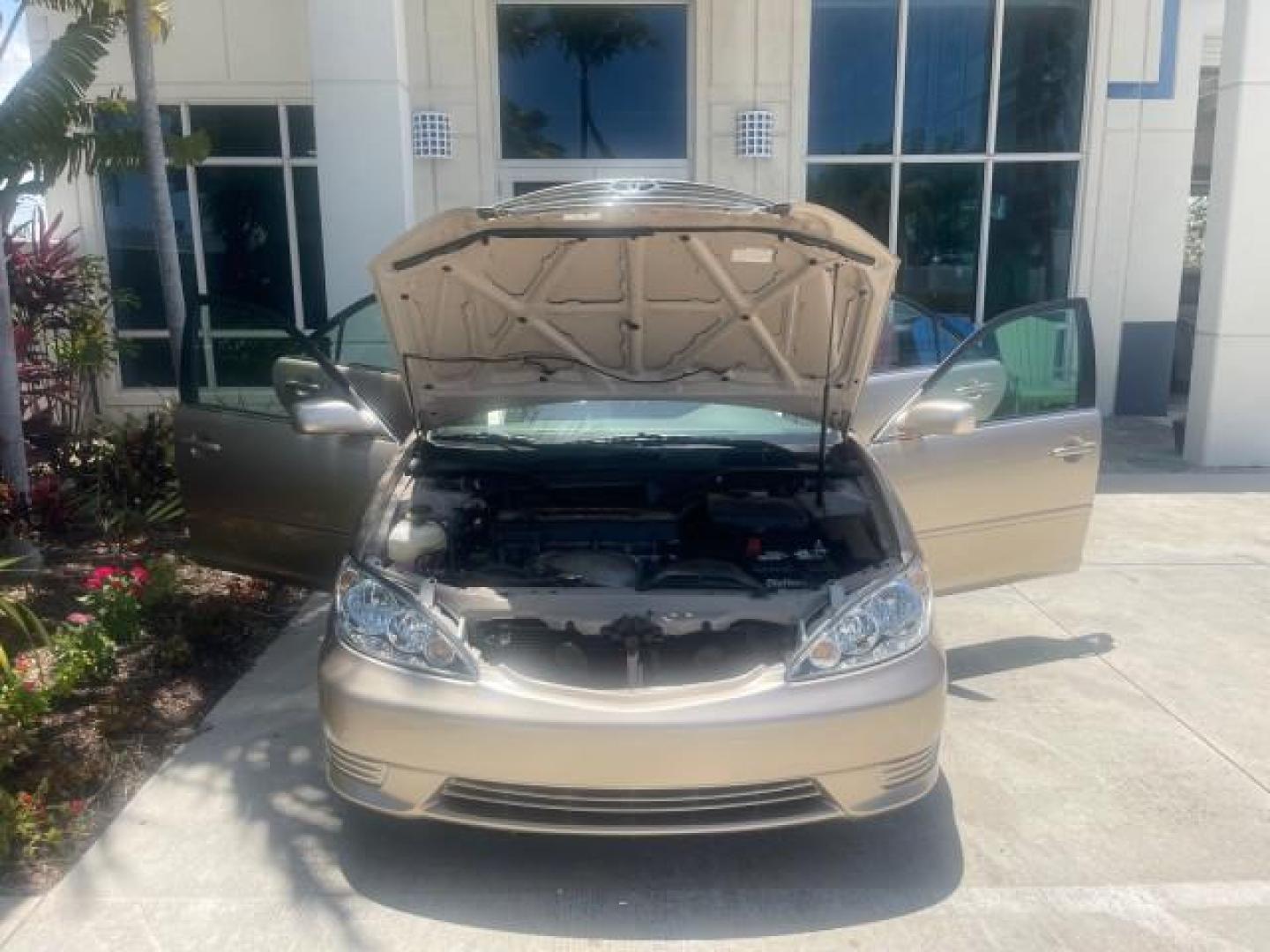 2005 Desert Sand Mica /Stone Toyota Camry LE LOW MILES 57,170 1 FLORIDA (4T1BE32KX5U) with an 2.4L DOHC SEFI Vvti 16-Valve 4-Cyl Engine engine, Automatic transmission, located at 4701 North Dixie Hwy, Pompano Beach, FL, 33064, (954) 422-2889, 26.240938, -80.123474 - OUR WEBPAGE FLORIDACARS1.COM HAS OVER 100 PHOTOS AND FREE CARFAX LINK 2005 TOYOTA CAMRY LE AUTO AC VIN: 4T1BE32KX5U991049 4 T 1 B E 3 2 K X 5 U 9 9 1 0 4 9 SEDAN 4 DR 2.4L I4 F DOHC 16V 34 MPG GASOLINE FRONT WHEEL DRIVE Top Features Cloth Seats Basic Features ABS Brakes Automatic Transmission Power - Photo#16