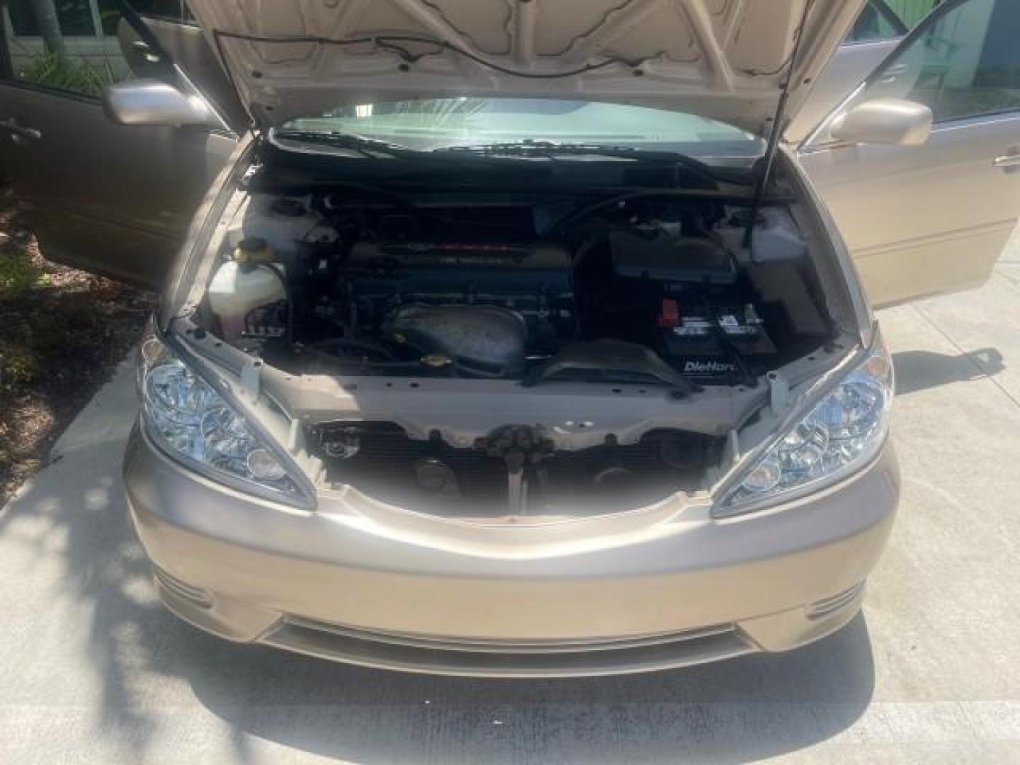 2005 Desert Sand Mica /Stone Toyota Camry LE LOW MILES 57,170 1 FLORIDA (4T1BE32KX5U) with an 2.4L DOHC SEFI Vvti 16-Valve 4-Cyl Engine engine, Automatic transmission, located at 4701 North Dixie Hwy, Pompano Beach, FL, 33064, (954) 422-2889, 26.240938, -80.123474 - OUR WEBPAGE FLORIDACARS1.COM HAS OVER 100 PHOTOS AND FREE CARFAX LINK 2005 TOYOTA CAMRY LE AUTO AC VIN: 4T1BE32KX5U991049 4 T 1 B E 3 2 K X 5 U 9 9 1 0 4 9 SEDAN 4 DR 2.4L I4 F DOHC 16V 34 MPG GASOLINE FRONT WHEEL DRIVE Top Features Cloth Seats Basic Features ABS Brakes Automatic Transmission Power - Photo#17