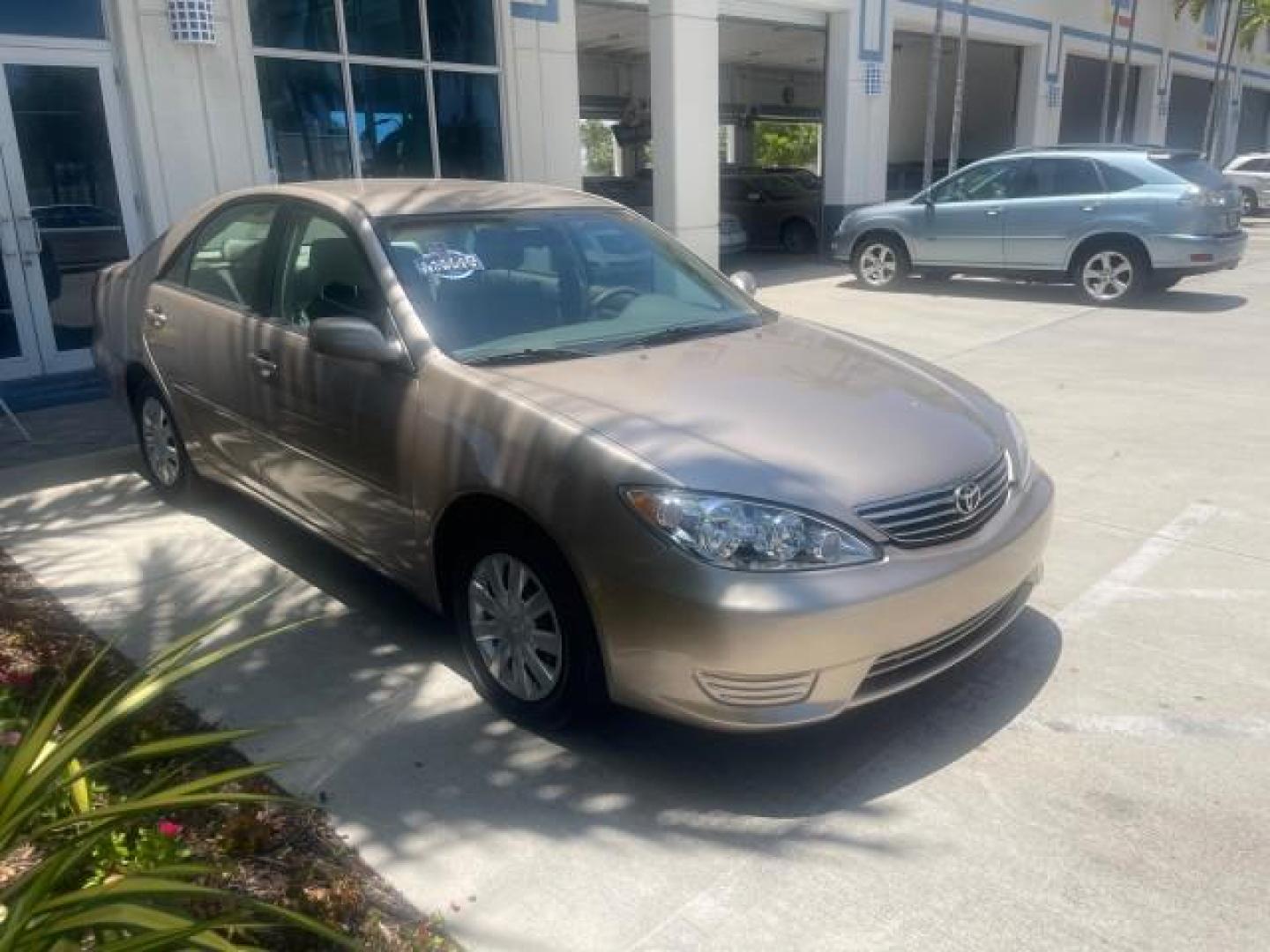 2005 Desert Sand Mica /Stone Toyota Camry LE LOW MILES 57,170 1 FLORIDA (4T1BE32KX5U) with an 2.4L DOHC SEFI Vvti 16-Valve 4-Cyl Engine engine, Automatic transmission, located at 4701 North Dixie Hwy, Pompano Beach, FL, 33064, (954) 422-2889, 26.240938, -80.123474 - OUR WEBPAGE FLORIDACARS1.COM HAS OVER 100 PHOTOS AND FREE CARFAX LINK 2005 TOYOTA CAMRY LE AUTO AC VIN: 4T1BE32KX5U991049 4 T 1 B E 3 2 K X 5 U 9 9 1 0 4 9 SEDAN 4 DR 2.4L I4 F DOHC 16V 34 MPG GASOLINE FRONT WHEEL DRIVE Top Features Cloth Seats Basic Features ABS Brakes Automatic Transmission Power - Photo#24