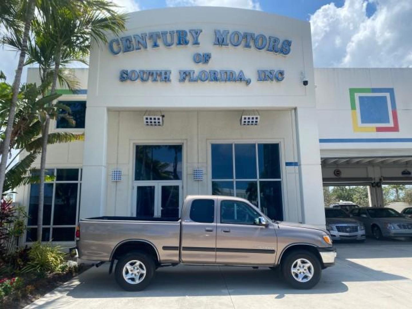 2002 Thunder Grey Metallic /Gray Toyota Tundra SR5 1 OWNER FLORIDA 4X4 (5TBBT44102S) with an 4.7L DOHC EFI 32-Valve V8 i-Force Engine engine, Automatic transmission, located at 4701 North Dixie Hwy, Pompano Beach, FL, 33064, (954) 422-2889, 26.240938, -80.123474 - OUR WEBPAGE FLORIDACARS1.COM HAS OVER 100 PHOTOS AND FREE CARFAX LINK 2002 TOYOTA TUNDRA SR5 V8 VIN: 5TBBT44102S289903 5 T B B T 4 4 1 0 2 S 2 8 9 9 0 3 4 DOOR EXTENDED CAB PICKUP 4 DR 4.7L V8 F DOHC 32V GASOLINE REAR WHEEL DRIVE W/ 4X4 Top Features 4WD/AWD Cloth Seats Alloy Wheels Tow Hitch Bed Lin - Photo#0