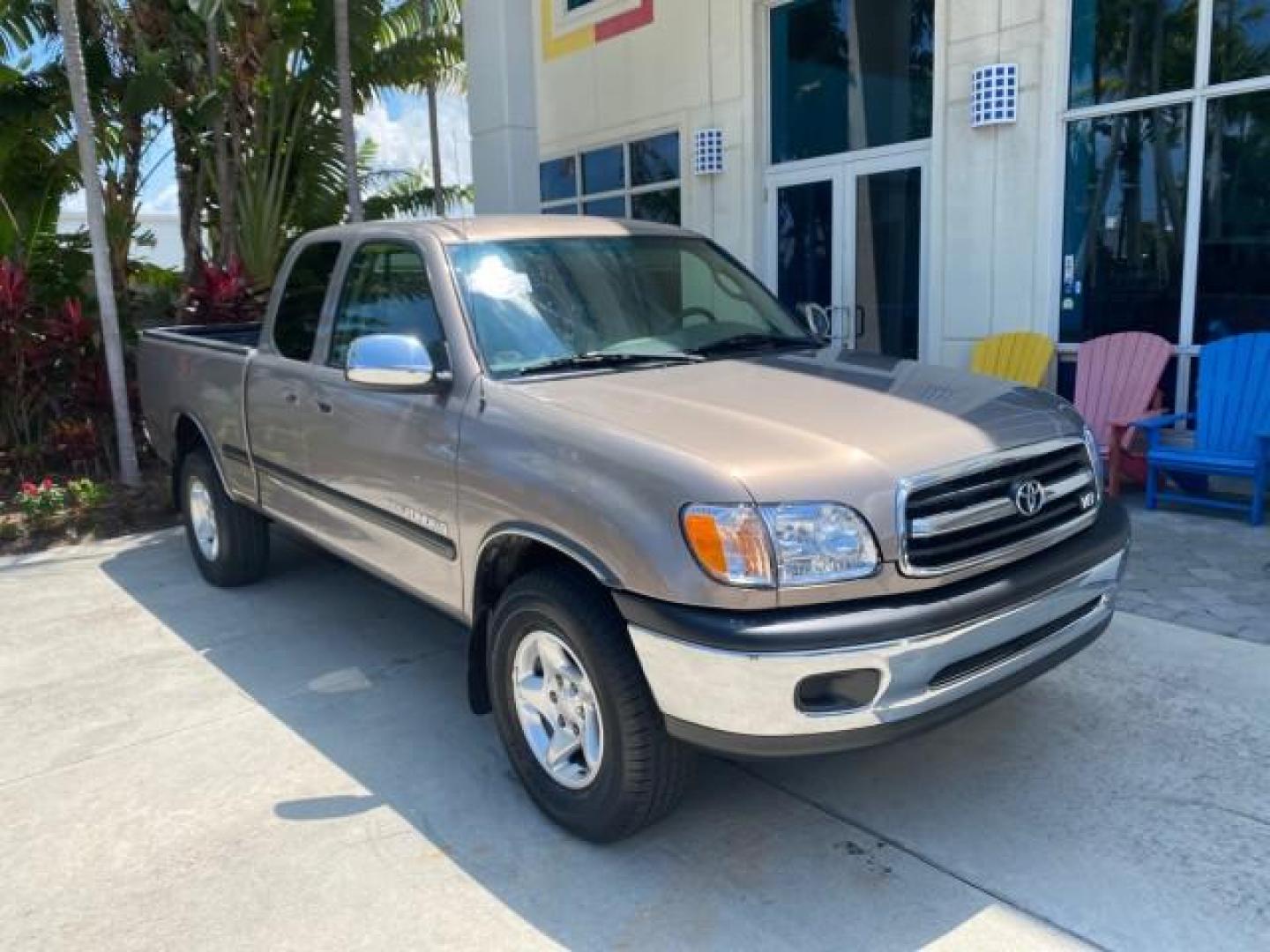 2002 Thunder Grey Metallic /Gray Toyota Tundra SR5 1 OWNER FLORIDA 4X4 (5TBBT44102S) with an 4.7L DOHC EFI 32-Valve V8 i-Force Engine engine, Automatic transmission, located at 4701 North Dixie Hwy, Pompano Beach, FL, 33064, (954) 422-2889, 26.240938, -80.123474 - OUR WEBPAGE FLORIDACARS1.COM HAS OVER 100 PHOTOS AND FREE CARFAX LINK 2002 TOYOTA TUNDRA SR5 V8 VIN: 5TBBT44102S289903 5 T B B T 4 4 1 0 2 S 2 8 9 9 0 3 4 DOOR EXTENDED CAB PICKUP 4 DR 4.7L V8 F DOHC 32V GASOLINE REAR WHEEL DRIVE W/ 4X4 Top Features 4WD/AWD Cloth Seats Alloy Wheels Tow Hitch Bed Lin - Photo#1