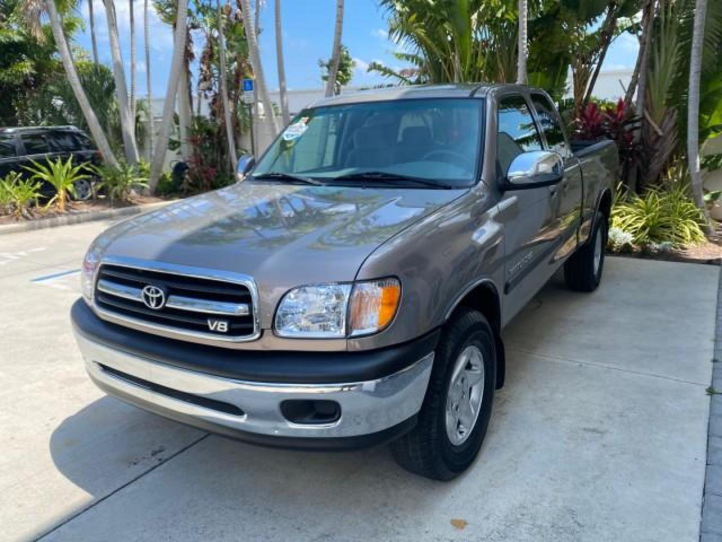 2002 Thunder Grey Metallic /Gray Toyota Tundra SR5 1 OWNER FLORIDA 4X4 (5TBBT44102S) with an 4.7L DOHC EFI 32-Valve V8 i-Force Engine engine, Automatic transmission, located at 4701 North Dixie Hwy, Pompano Beach, FL, 33064, (954) 422-2889, 26.240938, -80.123474 - OUR WEBPAGE FLORIDACARS1.COM HAS OVER 100 PHOTOS AND FREE CARFAX LINK 2002 TOYOTA TUNDRA SR5 V8 VIN: 5TBBT44102S289903 5 T B B T 4 4 1 0 2 S 2 8 9 9 0 3 4 DOOR EXTENDED CAB PICKUP 4 DR 4.7L V8 F DOHC 32V GASOLINE REAR WHEEL DRIVE W/ 4X4 Top Features 4WD/AWD Cloth Seats Alloy Wheels Tow Hitch Bed Lin - Photo#3