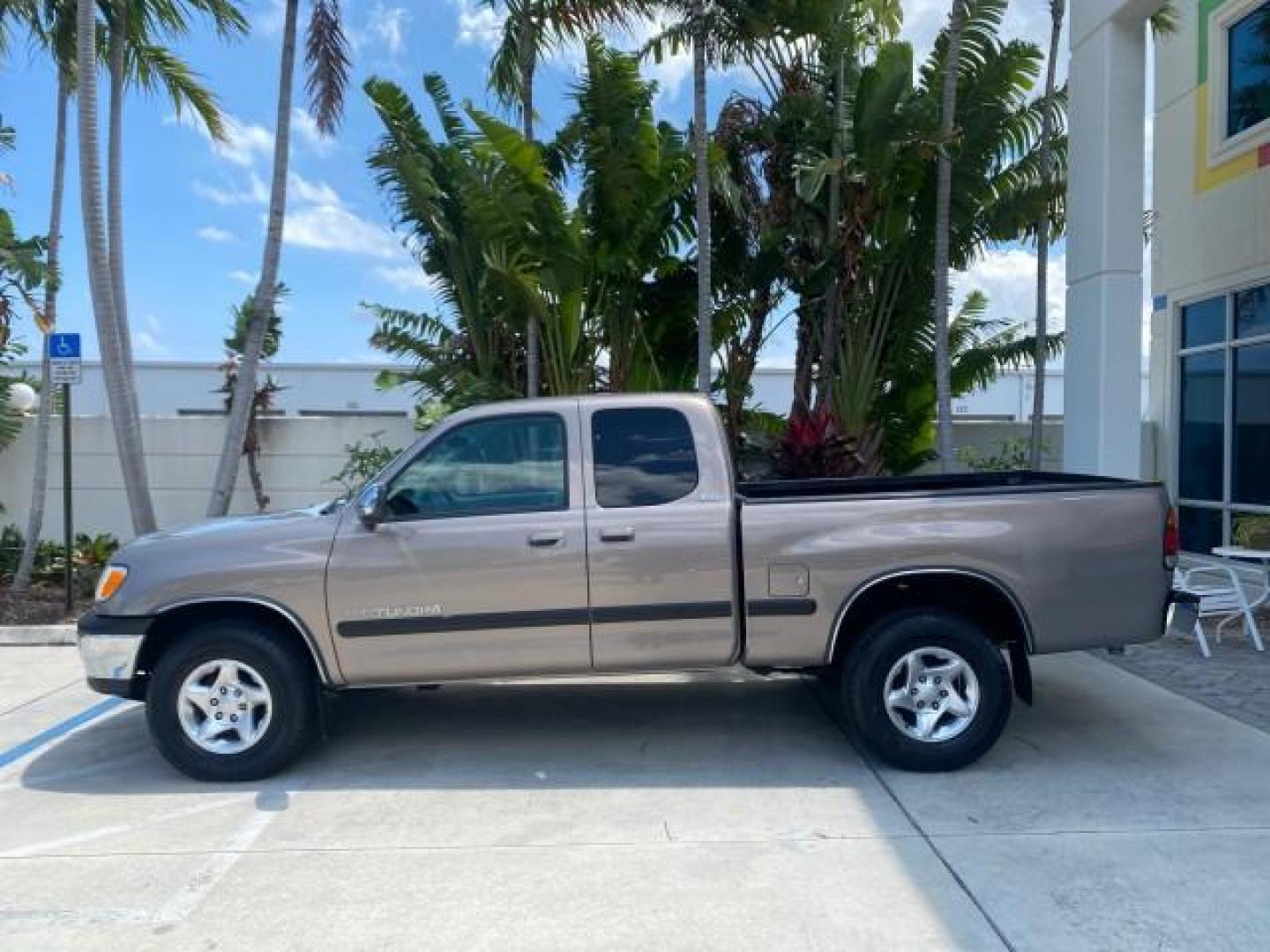 2002 Thunder Grey Metallic /Gray Toyota Tundra SR5 1 OWNER FLORIDA 4X4 (5TBBT44102S) with an 4.7L DOHC EFI 32-Valve V8 i-Force Engine engine, Automatic transmission, located at 4701 North Dixie Hwy, Pompano Beach, FL, 33064, (954) 422-2889, 26.240938, -80.123474 - OUR WEBPAGE FLORIDACARS1.COM HAS OVER 100 PHOTOS AND FREE CARFAX LINK 2002 TOYOTA TUNDRA SR5 V8 VIN: 5TBBT44102S289903 5 T B B T 4 4 1 0 2 S 2 8 9 9 0 3 4 DOOR EXTENDED CAB PICKUP 4 DR 4.7L V8 F DOHC 32V GASOLINE REAR WHEEL DRIVE W/ 4X4 Top Features 4WD/AWD Cloth Seats Alloy Wheels Tow Hitch Bed Lin - Photo#4