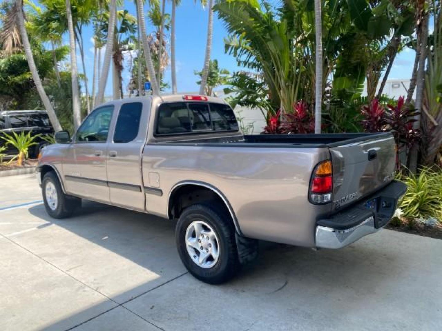 2002 Thunder Grey Metallic /Gray Toyota Tundra SR5 1 OWNER FLORIDA 4X4 (5TBBT44102S) with an 4.7L DOHC EFI 32-Valve V8 i-Force Engine engine, Automatic transmission, located at 4701 North Dixie Hwy, Pompano Beach, FL, 33064, (954) 422-2889, 26.240938, -80.123474 - OUR WEBPAGE FLORIDACARS1.COM HAS OVER 100 PHOTOS AND FREE CARFAX LINK 2002 TOYOTA TUNDRA SR5 V8 VIN: 5TBBT44102S289903 5 T B B T 4 4 1 0 2 S 2 8 9 9 0 3 4 DOOR EXTENDED CAB PICKUP 4 DR 4.7L V8 F DOHC 32V GASOLINE REAR WHEEL DRIVE W/ 4X4 Top Features 4WD/AWD Cloth Seats Alloy Wheels Tow Hitch Bed Lin - Photo#5
