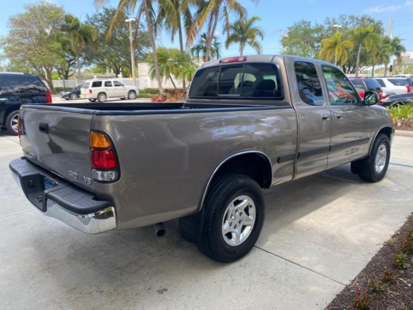 2002 Thunder Grey Metallic /Gray Toyota Tundra SR5 1 OWNER FLORIDA 4X4 (5TBBT44102S) with an 4.7L DOHC EFI 32-Valve V8 i-Force Engine engine, Automatic transmission, located at 4701 North Dixie Hwy, Pompano Beach, FL, 33064, (954) 422-2889, 26.240938, -80.123474 - OUR WEBPAGE FLORIDACARS1.COM HAS OVER 100 PHOTOS AND FREE CARFAX LINK 2002 TOYOTA TUNDRA SR5 V8 VIN: 5TBBT44102S289903 5 T B B T 4 4 1 0 2 S 2 8 9 9 0 3 4 DOOR EXTENDED CAB PICKUP 4 DR 4.7L V8 F DOHC 32V GASOLINE REAR WHEEL DRIVE W/ 4X4 Top Features 4WD/AWD Cloth Seats Alloy Wheels Tow Hitch Bed Lin - Photo#7