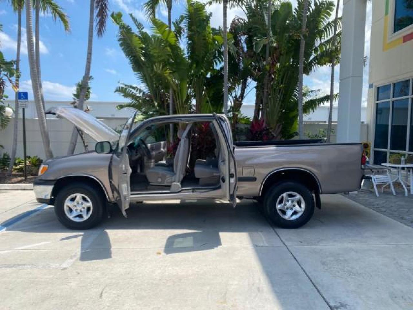 2002 Thunder Grey Metallic /Gray Toyota Tundra SR5 1 OWNER FLORIDA 4X4 (5TBBT44102S) with an 4.7L DOHC EFI 32-Valve V8 i-Force Engine engine, Automatic transmission, located at 4701 North Dixie Hwy, Pompano Beach, FL, 33064, (954) 422-2889, 26.240938, -80.123474 - OUR WEBPAGE FLORIDACARS1.COM HAS OVER 100 PHOTOS AND FREE CARFAX LINK 2002 TOYOTA TUNDRA SR5 V8 VIN: 5TBBT44102S289903 5 T B B T 4 4 1 0 2 S 2 8 9 9 0 3 4 DOOR EXTENDED CAB PICKUP 4 DR 4.7L V8 F DOHC 32V GASOLINE REAR WHEEL DRIVE W/ 4X4 Top Features 4WD/AWD Cloth Seats Alloy Wheels Tow Hitch Bed Lin - Photo#8