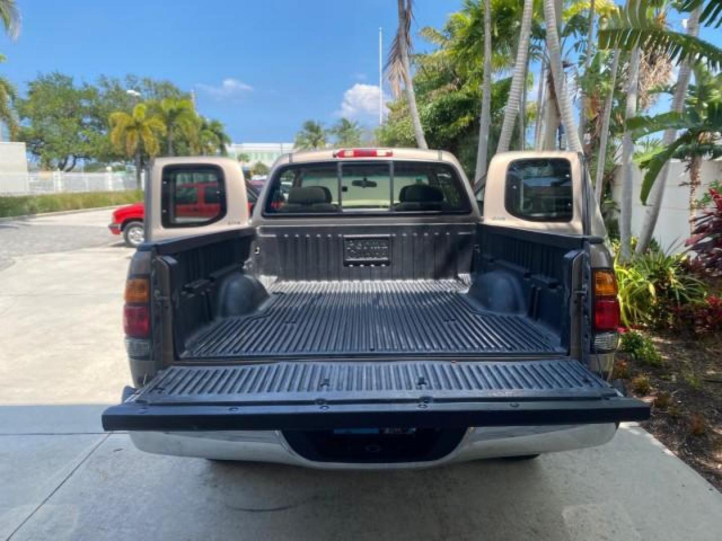 2002 Thunder Grey Metallic /Gray Toyota Tundra SR5 1 OWNER FLORIDA 4X4 (5TBBT44102S) with an 4.7L DOHC EFI 32-Valve V8 i-Force Engine engine, Automatic transmission, located at 4701 North Dixie Hwy, Pompano Beach, FL, 33064, (954) 422-2889, 26.240938, -80.123474 - OUR WEBPAGE FLORIDACARS1.COM HAS OVER 100 PHOTOS AND FREE CARFAX LINK 2002 TOYOTA TUNDRA SR5 V8 VIN: 5TBBT44102S289903 5 T B B T 4 4 1 0 2 S 2 8 9 9 0 3 4 DOOR EXTENDED CAB PICKUP 4 DR 4.7L V8 F DOHC 32V GASOLINE REAR WHEEL DRIVE W/ 4X4 Top Features 4WD/AWD Cloth Seats Alloy Wheels Tow Hitch Bed Lin - Photo#15