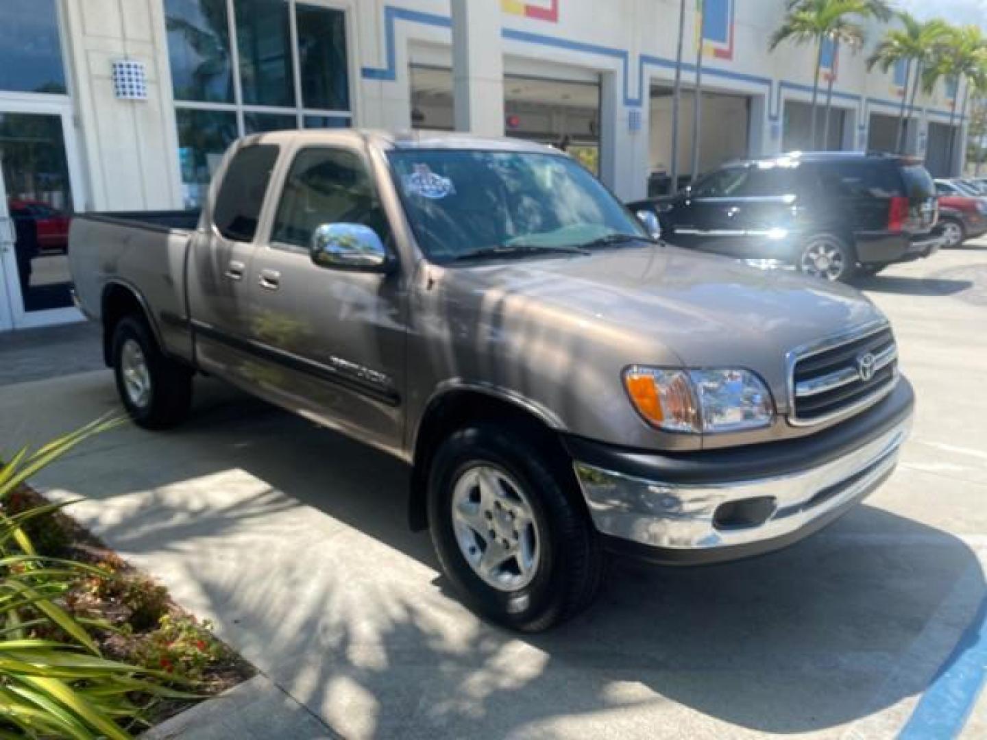 2002 Thunder Grey Metallic /Gray Toyota Tundra SR5 1 OWNER FLORIDA 4X4 (5TBBT44102S) with an 4.7L DOHC EFI 32-Valve V8 i-Force Engine engine, Automatic transmission, located at 4701 North Dixie Hwy, Pompano Beach, FL, 33064, (954) 422-2889, 26.240938, -80.123474 - OUR WEBPAGE FLORIDACARS1.COM HAS OVER 100 PHOTOS AND FREE CARFAX LINK 2002 TOYOTA TUNDRA SR5 V8 VIN: 5TBBT44102S289903 5 T B B T 4 4 1 0 2 S 2 8 9 9 0 3 4 DOOR EXTENDED CAB PICKUP 4 DR 4.7L V8 F DOHC 32V GASOLINE REAR WHEEL DRIVE W/ 4X4 Top Features 4WD/AWD Cloth Seats Alloy Wheels Tow Hitch Bed Lin - Photo#26
