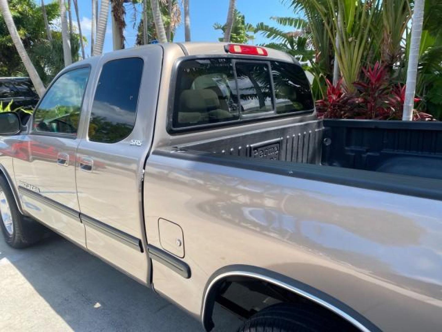2002 Thunder Grey Metallic /Gray Toyota Tundra SR5 1 OWNER FLORIDA 4X4 (5TBBT44102S) with an 4.7L DOHC EFI 32-Valve V8 i-Force Engine engine, Automatic transmission, located at 4701 North Dixie Hwy, Pompano Beach, FL, 33064, (954) 422-2889, 26.240938, -80.123474 - OUR WEBPAGE FLORIDACARS1.COM HAS OVER 100 PHOTOS AND FREE CARFAX LINK 2002 TOYOTA TUNDRA SR5 V8 VIN: 5TBBT44102S289903 5 T B B T 4 4 1 0 2 S 2 8 9 9 0 3 4 DOOR EXTENDED CAB PICKUP 4 DR 4.7L V8 F DOHC 32V GASOLINE REAR WHEEL DRIVE W/ 4X4 Top Features 4WD/AWD Cloth Seats Alloy Wheels Tow Hitch Bed Lin - Photo#73