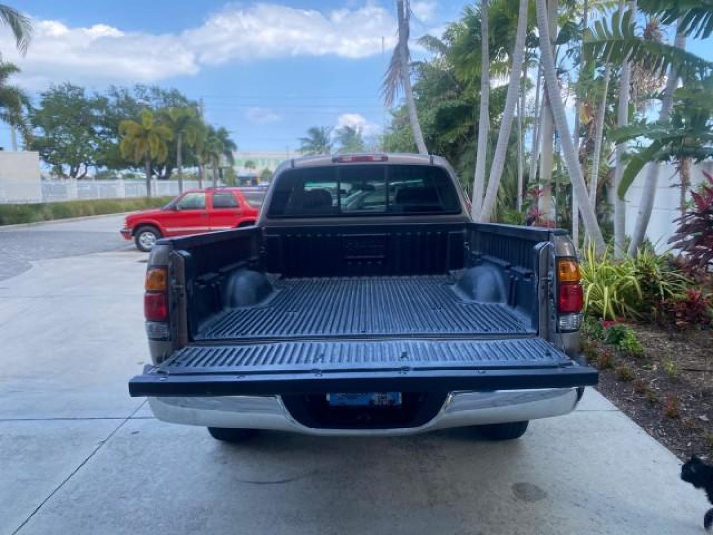 2002 Thunder Grey Metallic /Gray Toyota Tundra SR5 1 OWNER FLORIDA 4X4 (5TBBT44102S) with an 4.7L DOHC EFI 32-Valve V8 i-Force Engine engine, Automatic transmission, located at 4701 North Dixie Hwy, Pompano Beach, FL, 33064, (954) 422-2889, 26.240938, -80.123474 - OUR WEBPAGE FLORIDACARS1.COM HAS OVER 100 PHOTOS AND FREE CARFAX LINK 2002 TOYOTA TUNDRA SR5 V8 VIN: 5TBBT44102S289903 5 T B B T 4 4 1 0 2 S 2 8 9 9 0 3 4 DOOR EXTENDED CAB PICKUP 4 DR 4.7L V8 F DOHC 32V GASOLINE REAR WHEEL DRIVE W/ 4X4 Top Features 4WD/AWD Cloth Seats Alloy Wheels Tow Hitch Bed Lin - Photo#79