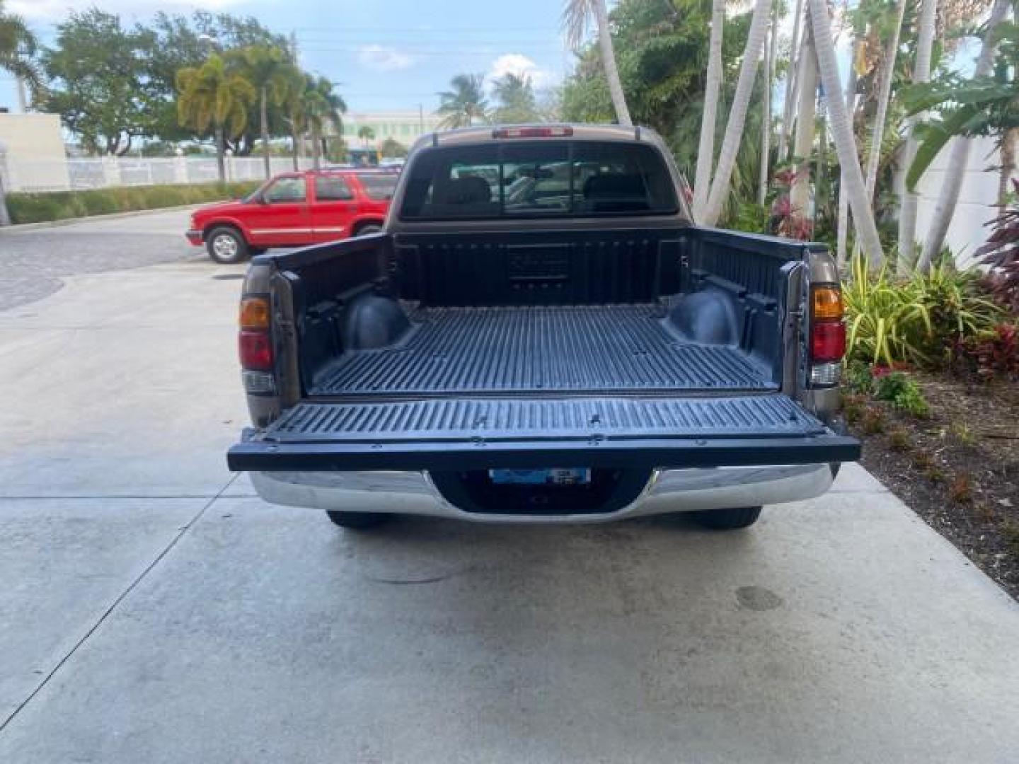 2002 Thunder Grey Metallic /Gray Toyota Tundra SR5 1 OWNER FLORIDA 4X4 (5TBBT44102S) with an 4.7L DOHC EFI 32-Valve V8 i-Force Engine engine, Automatic transmission, located at 4701 North Dixie Hwy, Pompano Beach, FL, 33064, (954) 422-2889, 26.240938, -80.123474 - OUR WEBPAGE FLORIDACARS1.COM HAS OVER 100 PHOTOS AND FREE CARFAX LINK 2002 TOYOTA TUNDRA SR5 V8 VIN: 5TBBT44102S289903 5 T B B T 4 4 1 0 2 S 2 8 9 9 0 3 4 DOOR EXTENDED CAB PICKUP 4 DR 4.7L V8 F DOHC 32V GASOLINE REAR WHEEL DRIVE W/ 4X4 Top Features 4WD/AWD Cloth Seats Alloy Wheels Tow Hitch Bed Lin - Photo#82