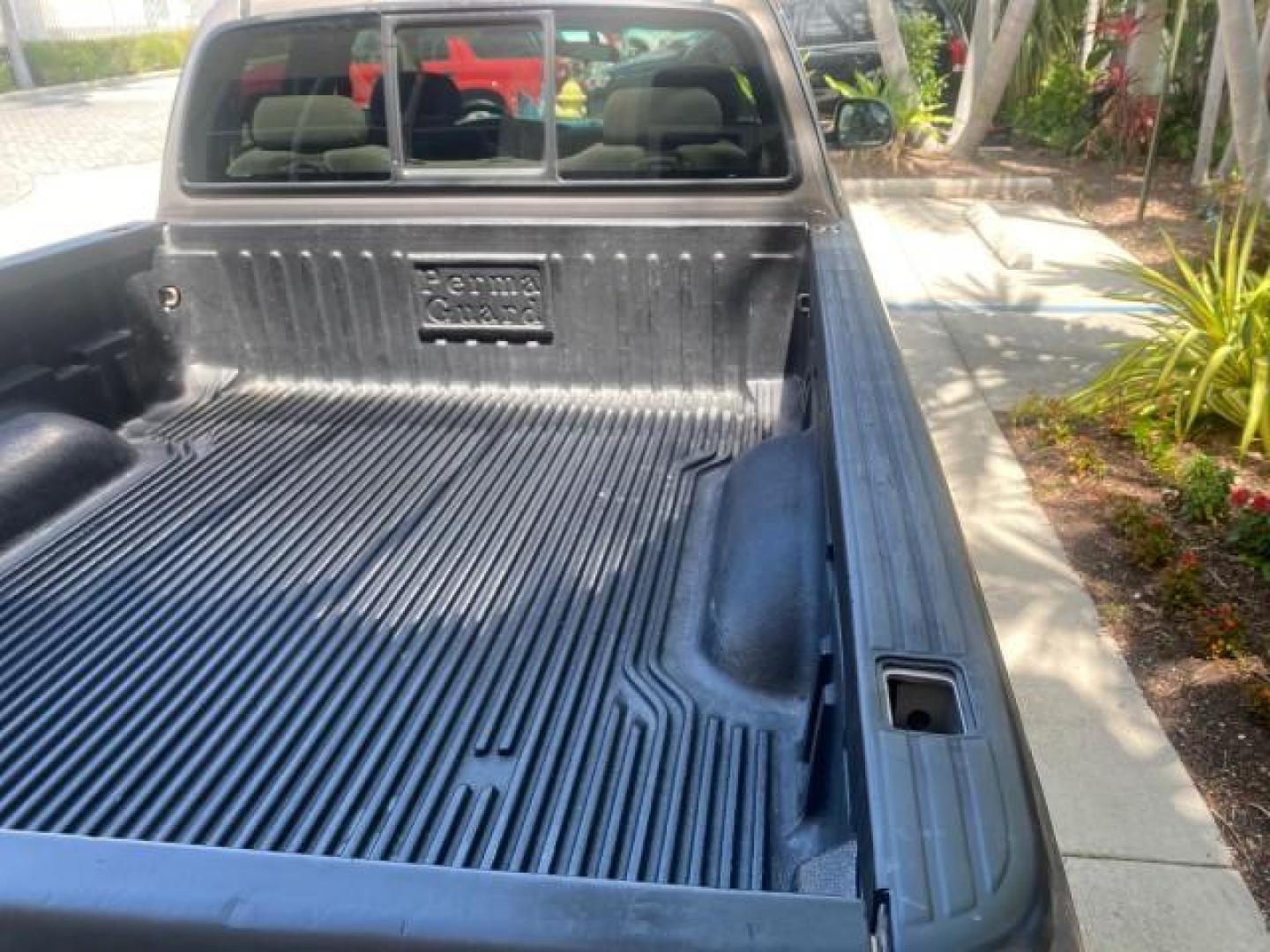 2002 Thunder Grey Metallic /Gray Toyota Tundra SR5 1 OWNER FLORIDA 4X4 (5TBBT44102S) with an 4.7L DOHC EFI 32-Valve V8 i-Force Engine engine, Automatic transmission, located at 4701 North Dixie Hwy, Pompano Beach, FL, 33064, (954) 422-2889, 26.240938, -80.123474 - OUR WEBPAGE FLORIDACARS1.COM HAS OVER 100 PHOTOS AND FREE CARFAX LINK 2002 TOYOTA TUNDRA SR5 V8 VIN: 5TBBT44102S289903 5 T B B T 4 4 1 0 2 S 2 8 9 9 0 3 4 DOOR EXTENDED CAB PICKUP 4 DR 4.7L V8 F DOHC 32V GASOLINE REAR WHEEL DRIVE W/ 4X4 Top Features 4WD/AWD Cloth Seats Alloy Wheels Tow Hitch Bed Lin - Photo#89