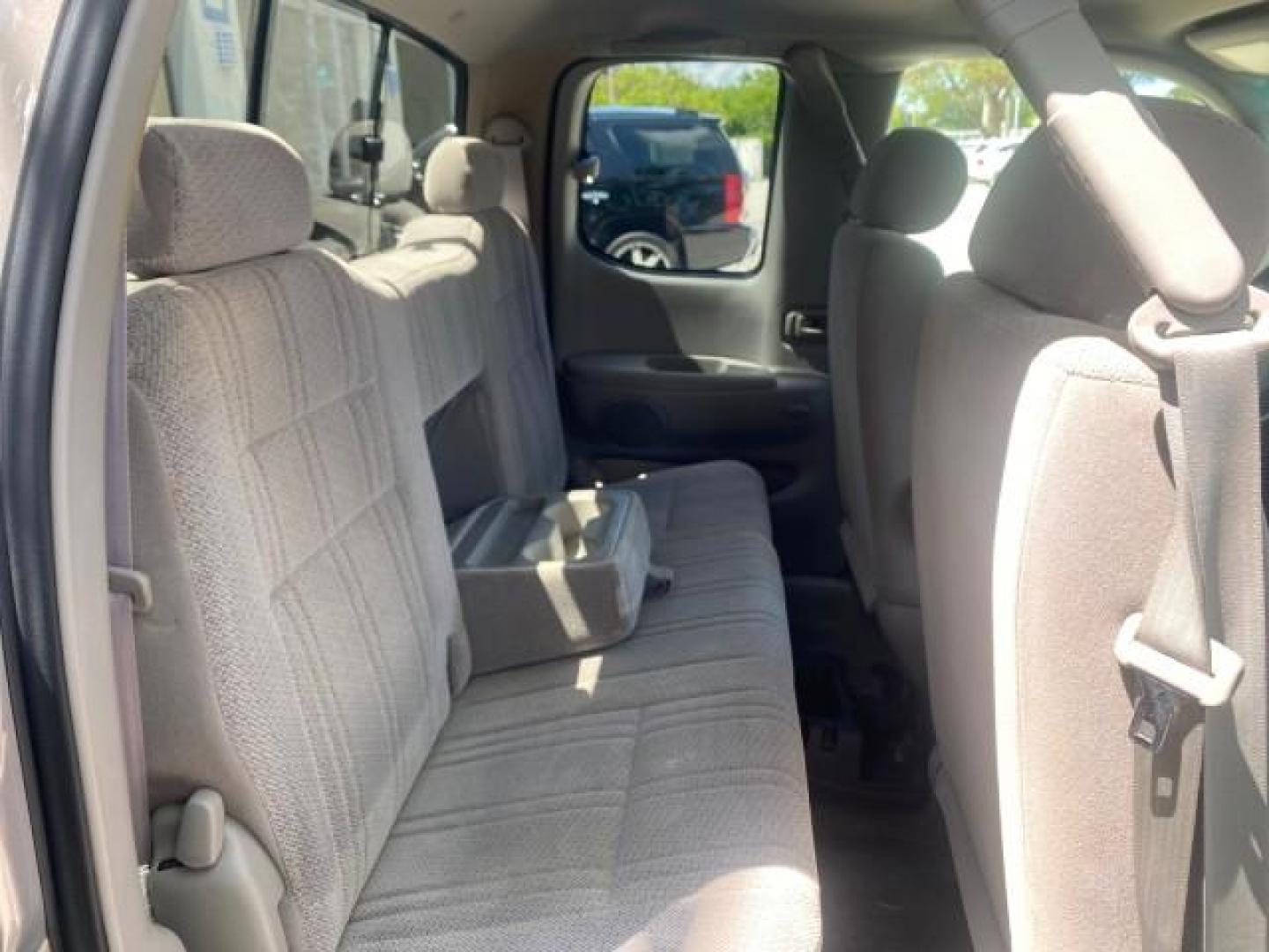 2002 Thunder Grey Metallic /Gray Toyota Tundra SR5 1 OWNER FLORIDA 4X4 (5TBBT44102S) with an 4.7L DOHC EFI 32-Valve V8 i-Force Engine engine, Automatic transmission, located at 4701 North Dixie Hwy, Pompano Beach, FL, 33064, (954) 422-2889, 26.240938, -80.123474 - OUR WEBPAGE FLORIDACARS1.COM HAS OVER 100 PHOTOS AND FREE CARFAX LINK 2002 TOYOTA TUNDRA SR5 V8 VIN: 5TBBT44102S289903 5 T B B T 4 4 1 0 2 S 2 8 9 9 0 3 4 DOOR EXTENDED CAB PICKUP 4 DR 4.7L V8 F DOHC 32V GASOLINE REAR WHEEL DRIVE W/ 4X4 Top Features 4WD/AWD Cloth Seats Alloy Wheels Tow Hitch Bed Lin - Photo#99