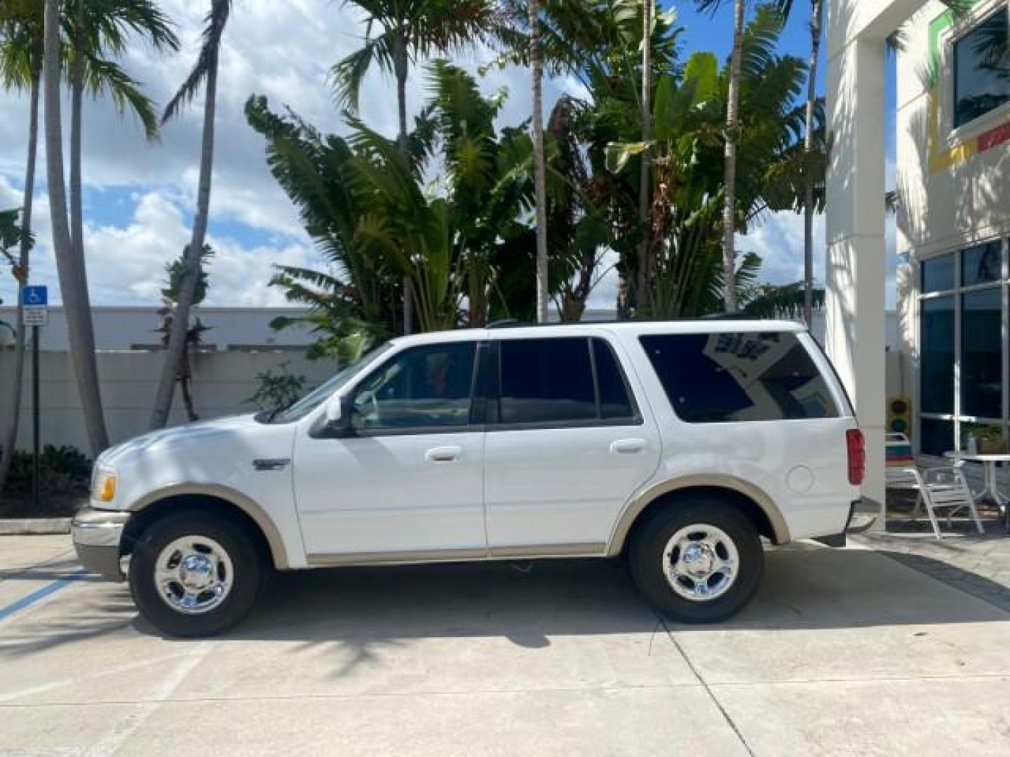 2001 Oxford White /Med Parchment Ford Expedition Eddie Bauer LOW MILES 97,648 (1FMRU17W91L) with an 4.6L SOHC SEFI V8 Triton Engine engine, Automatic transmission, located at 4701 North Dixie Hwy, Pompano Beach, FL, 33064, (954) 422-2889, 26.240938, -80.123474 - OUR WEBPAGE FLORIDACARS1.COM HAS OVER 100 PHOTOS AND FREE CARFAX LINK 2001 FORD EXPEDITION EDDIE BAUER VIN: 1FMRU17W91LB77217 1 F M R U 1 7 W 9 1 L B 7 7 2 1 7 4 DOOR WAGON/SPORT UTILITY 4.6L V8 F SOHC 16V GASOLINE REAR WHEEL DRIVE Highlighted Features Tow Hitch Power Windows Power Locks Automatic T - Photo#4