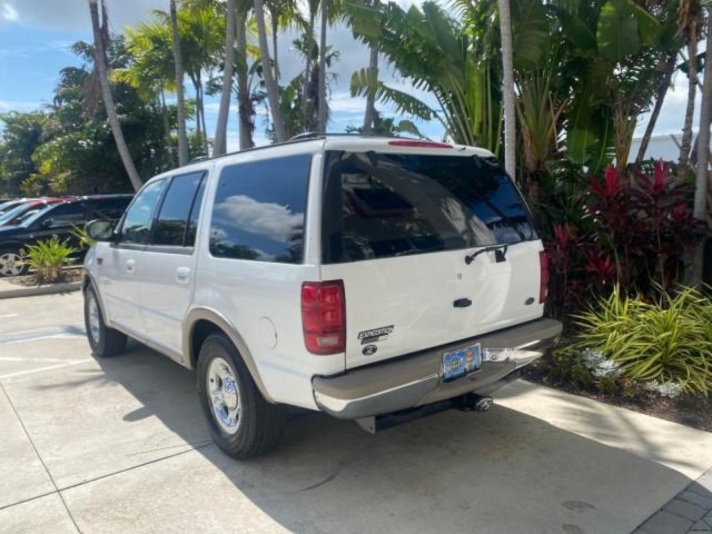 2001 Oxford White /Med Parchment Ford Expedition Eddie Bauer LOW MILES 97,648 (1FMRU17W91L) with an 4.6L SOHC SEFI V8 Triton Engine engine, Automatic transmission, located at 4701 North Dixie Hwy, Pompano Beach, FL, 33064, (954) 422-2889, 26.240938, -80.123474 - OUR WEBPAGE FLORIDACARS1.COM HAS OVER 100 PHOTOS AND FREE CARFAX LINK 2001 FORD EXPEDITION EDDIE BAUER VIN: 1FMRU17W91LB77217 1 F M R U 1 7 W 9 1 L B 7 7 2 1 7 4 DOOR WAGON/SPORT UTILITY 4.6L V8 F SOHC 16V GASOLINE REAR WHEEL DRIVE Highlighted Features Tow Hitch Power Windows Power Locks Automatic T - Photo#5