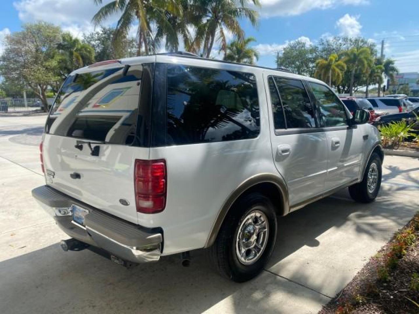 2001 Oxford White /Med Parchment Ford Expedition Eddie Bauer LOW MILES 97,648 (1FMRU17W91L) with an 4.6L SOHC SEFI V8 Triton Engine engine, Automatic transmission, located at 4701 North Dixie Hwy, Pompano Beach, FL, 33064, (954) 422-2889, 26.240938, -80.123474 - OUR WEBPAGE FLORIDACARS1.COM HAS OVER 100 PHOTOS AND FREE CARFAX LINK 2001 FORD EXPEDITION EDDIE BAUER VIN: 1FMRU17W91LB77217 1 F M R U 1 7 W 9 1 L B 7 7 2 1 7 4 DOOR WAGON/SPORT UTILITY 4.6L V8 F SOHC 16V GASOLINE REAR WHEEL DRIVE Highlighted Features Tow Hitch Power Windows Power Locks Automatic T - Photo#7